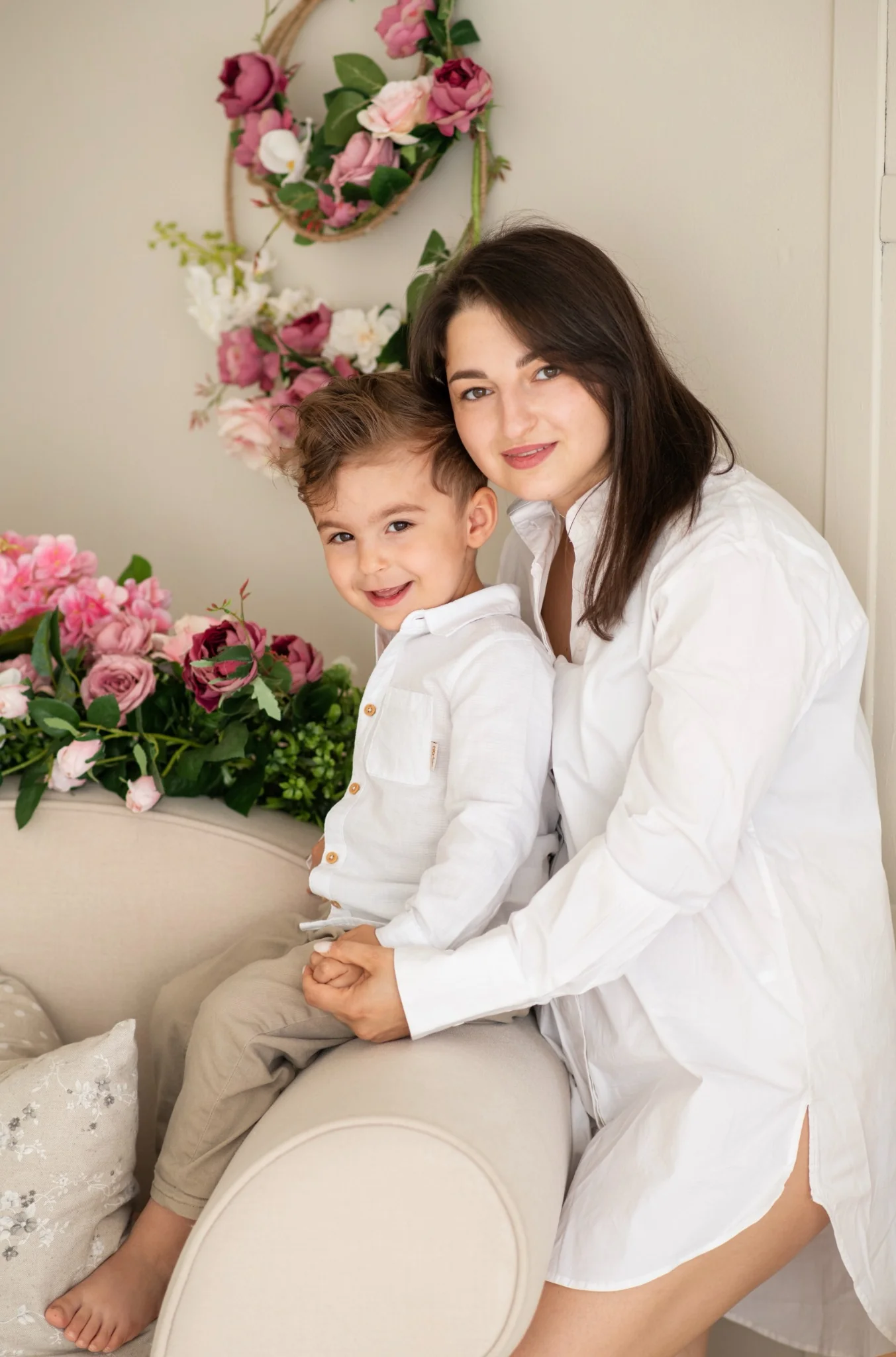 Майка и син – портрет с цветя