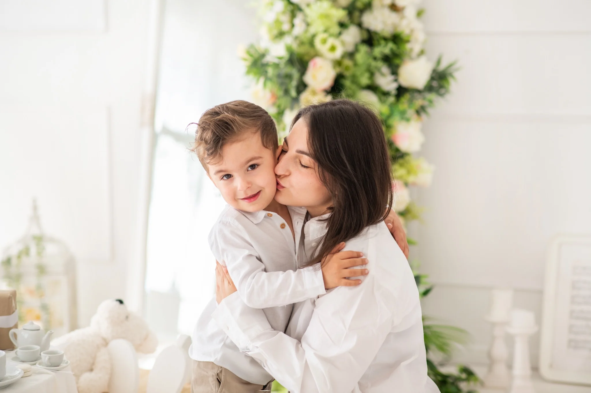 Майка и син – прегръдка в студио