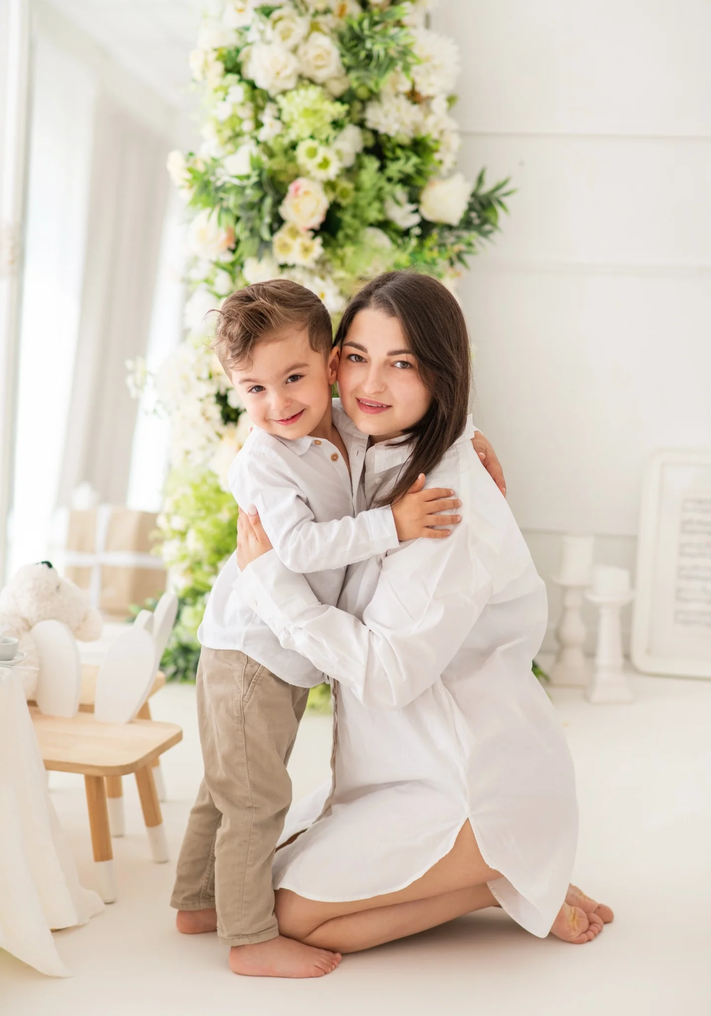 Майка и син – прегръдка, детайл