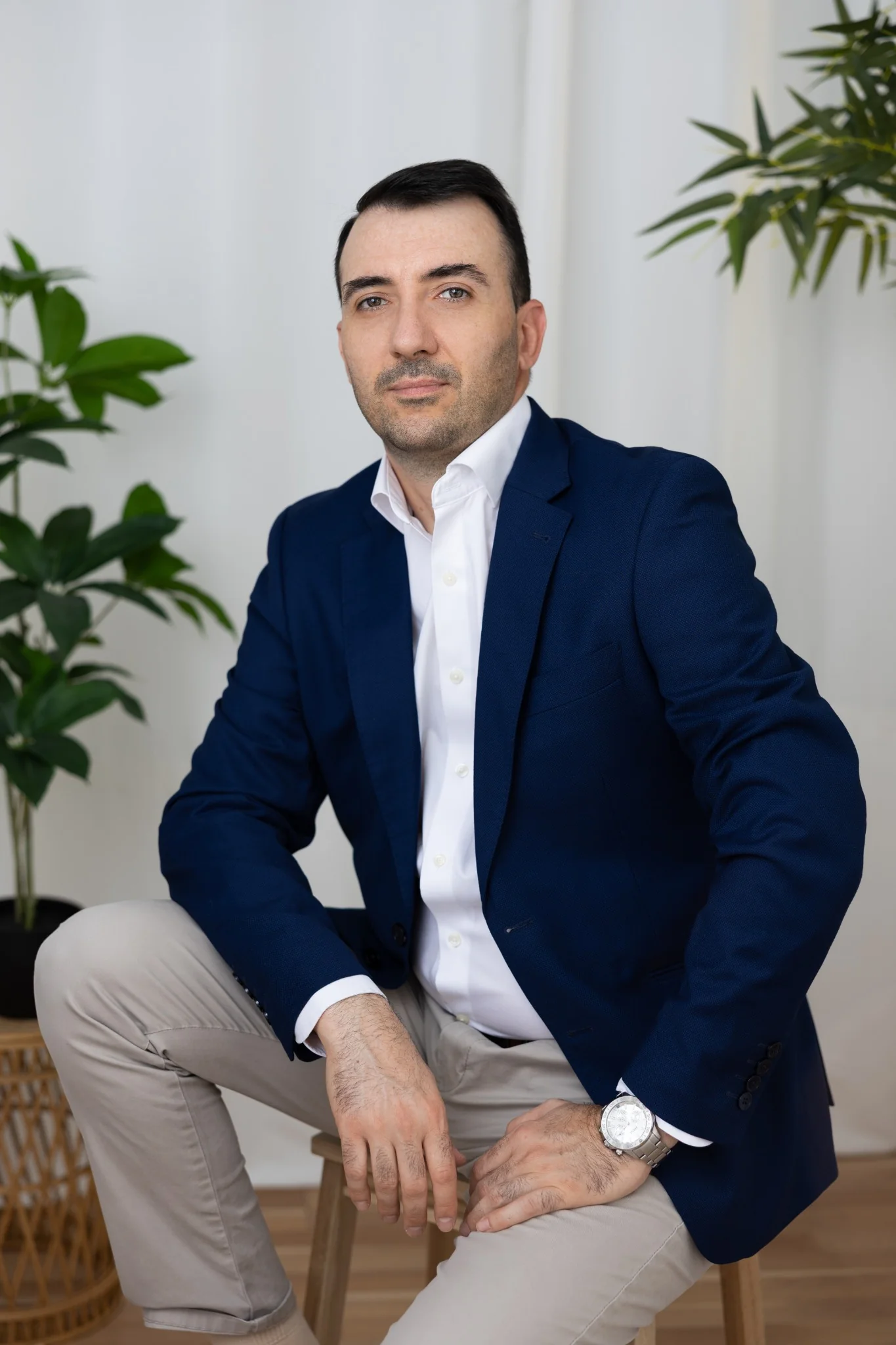 Бизнес портрет – мъж със син костюм