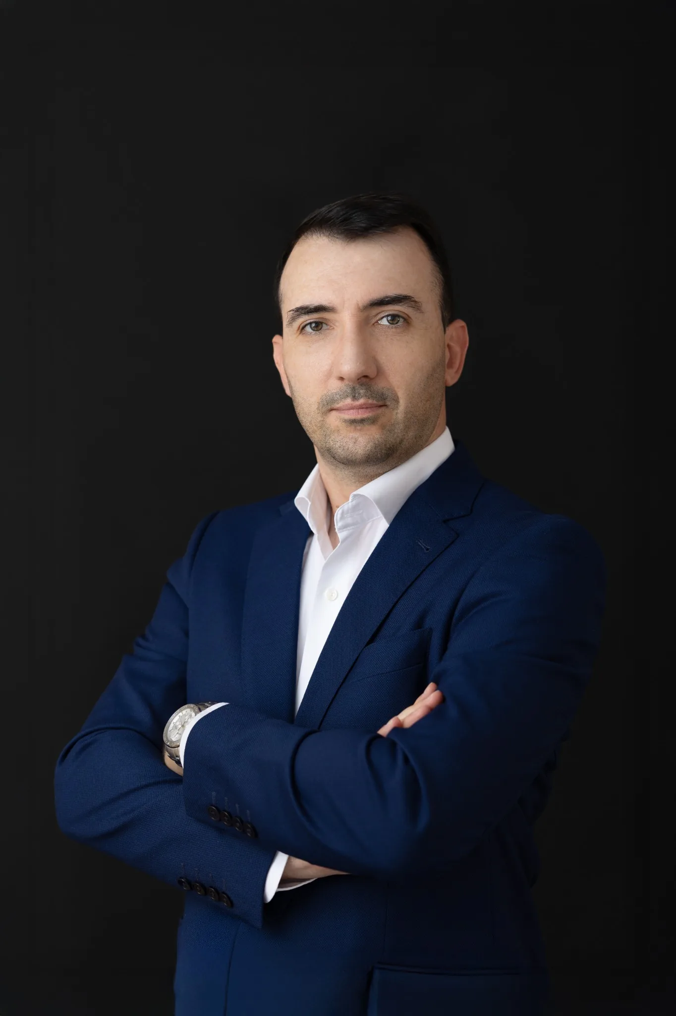 Бизнес портрет – мъж в син костюм