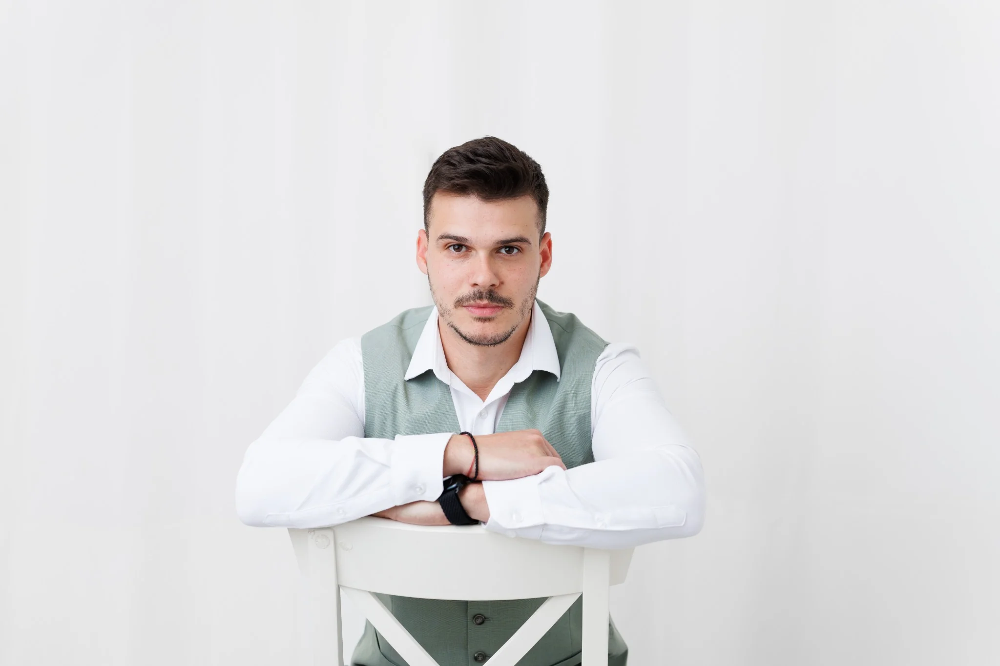 Бизнес портрет – мъж в зелен костюм на стол