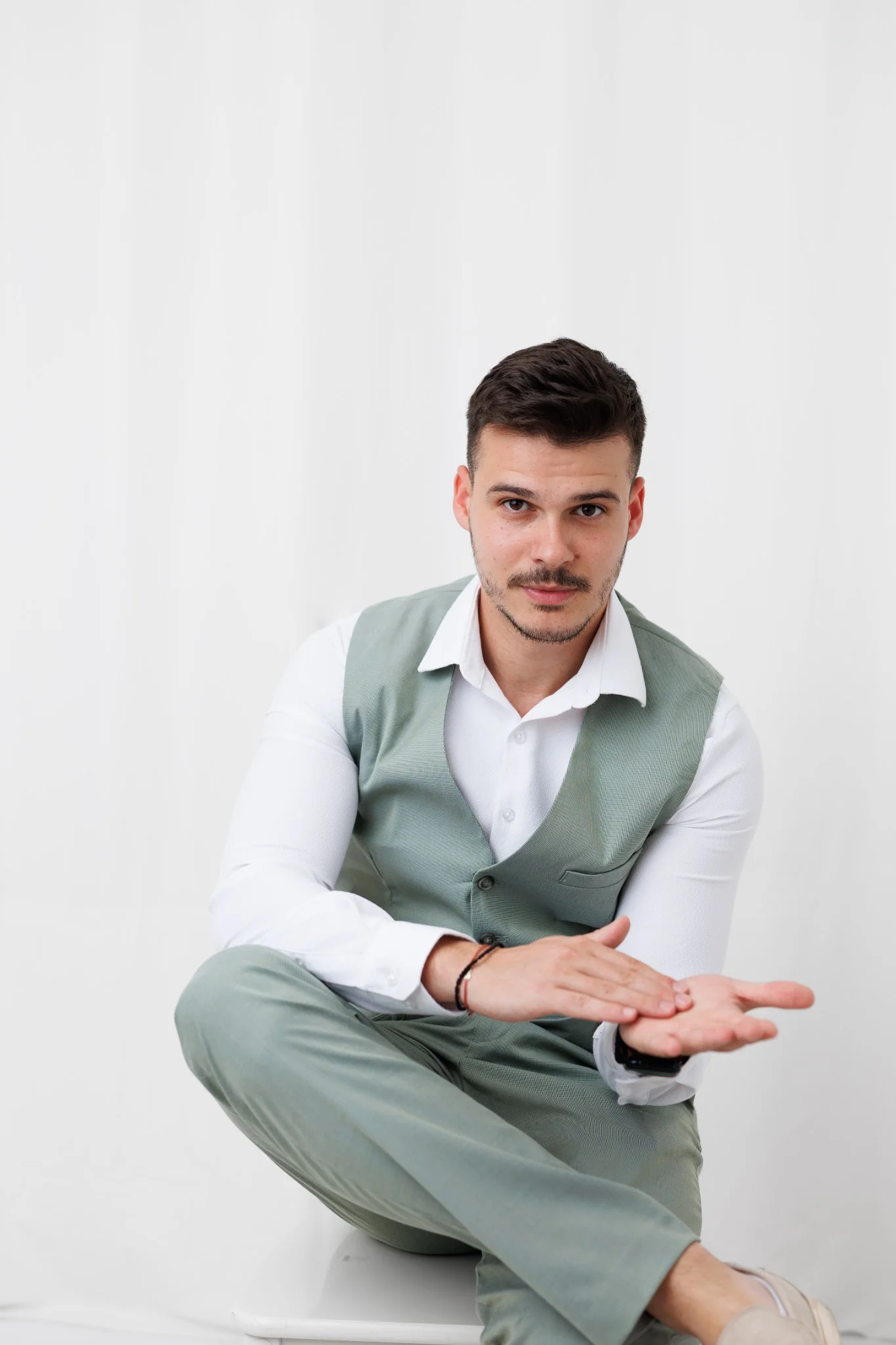 Бизнес портрет – мъж в зелен костюм, седнал