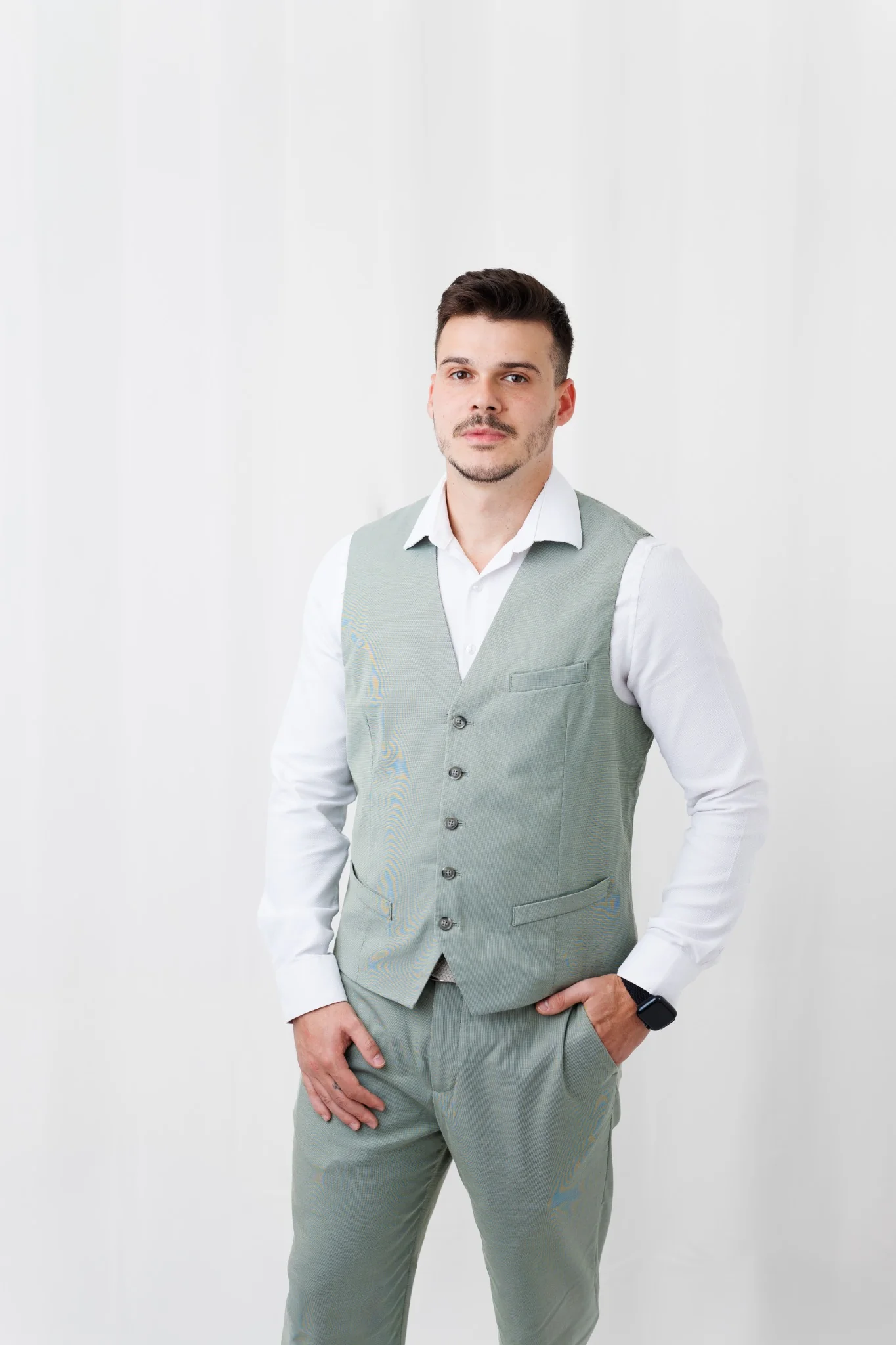 Бизнес портрет – мъж в зелен костюм