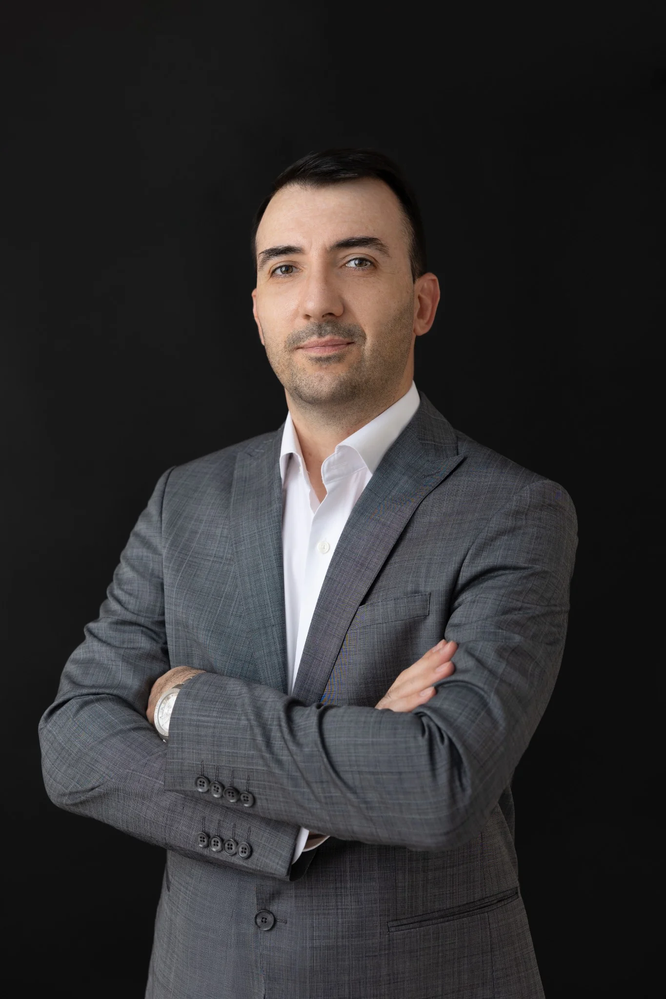 Бизнес портрет – мъж със сив костюм