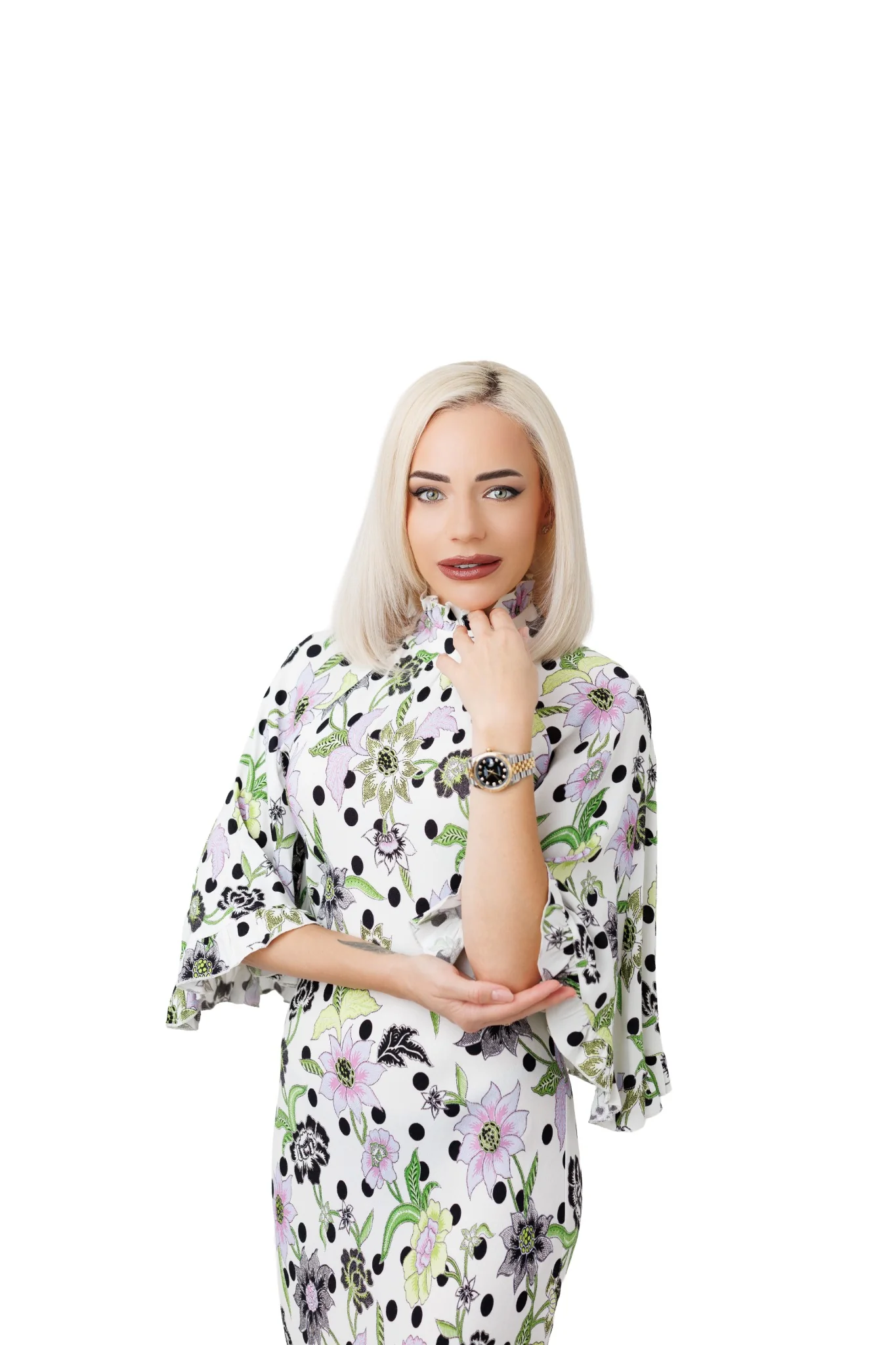 Бизнес портрет – жена с руса коса и флорална рокля, изправена