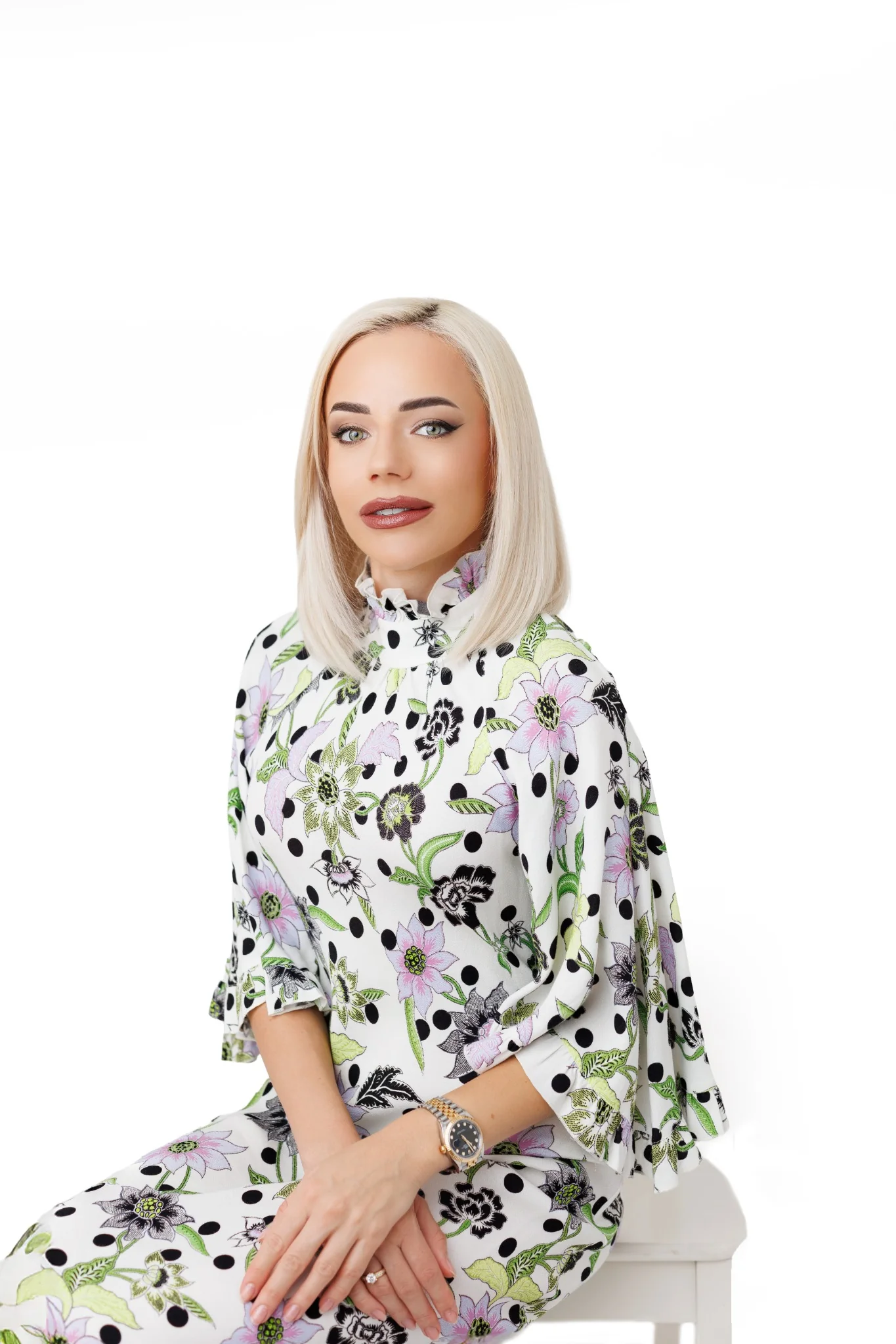 Бизнес портрет – жена с руса коса и флорална рокля