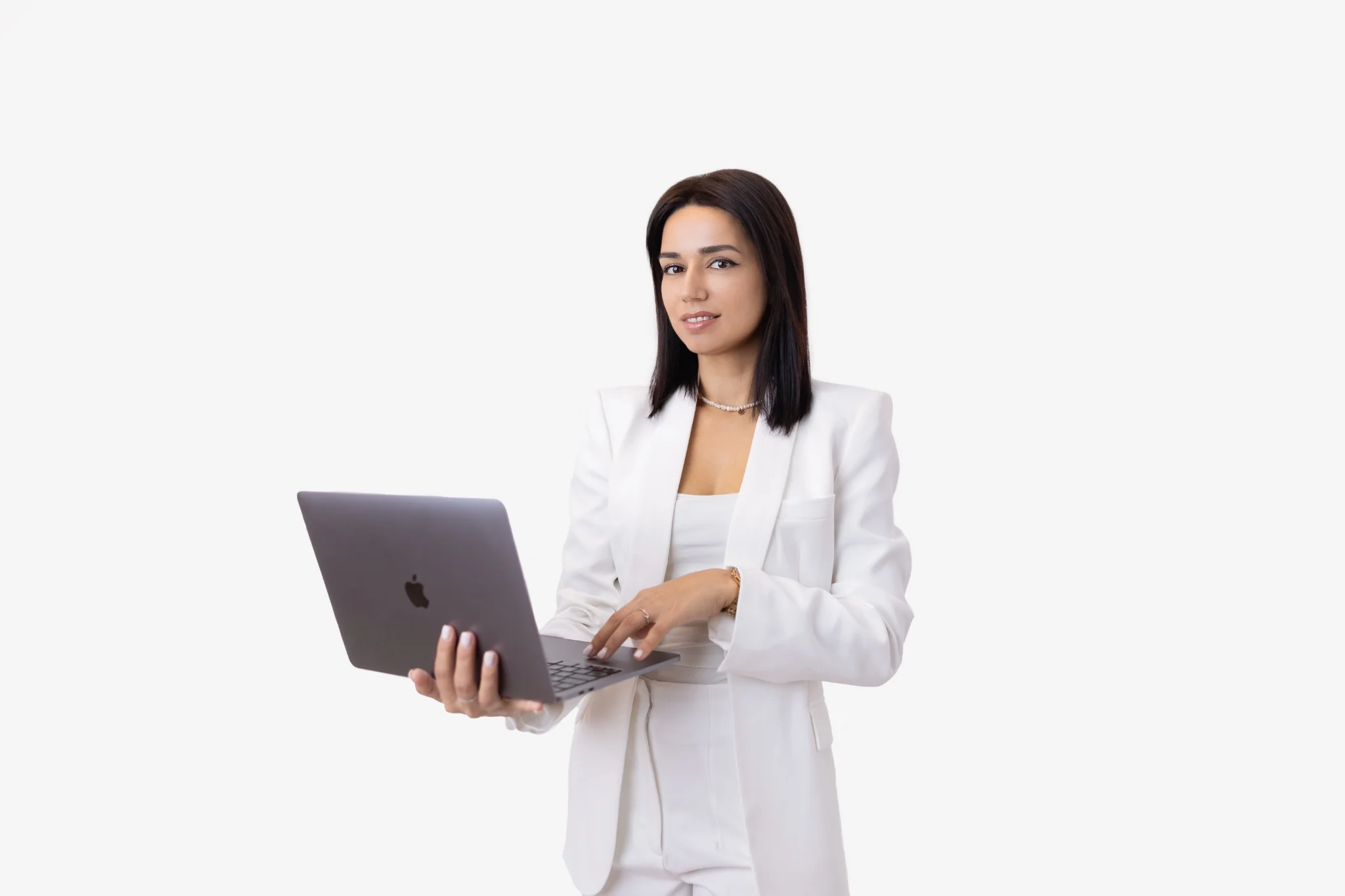Бизнес портрет – жена в бял костюм с лаптоп