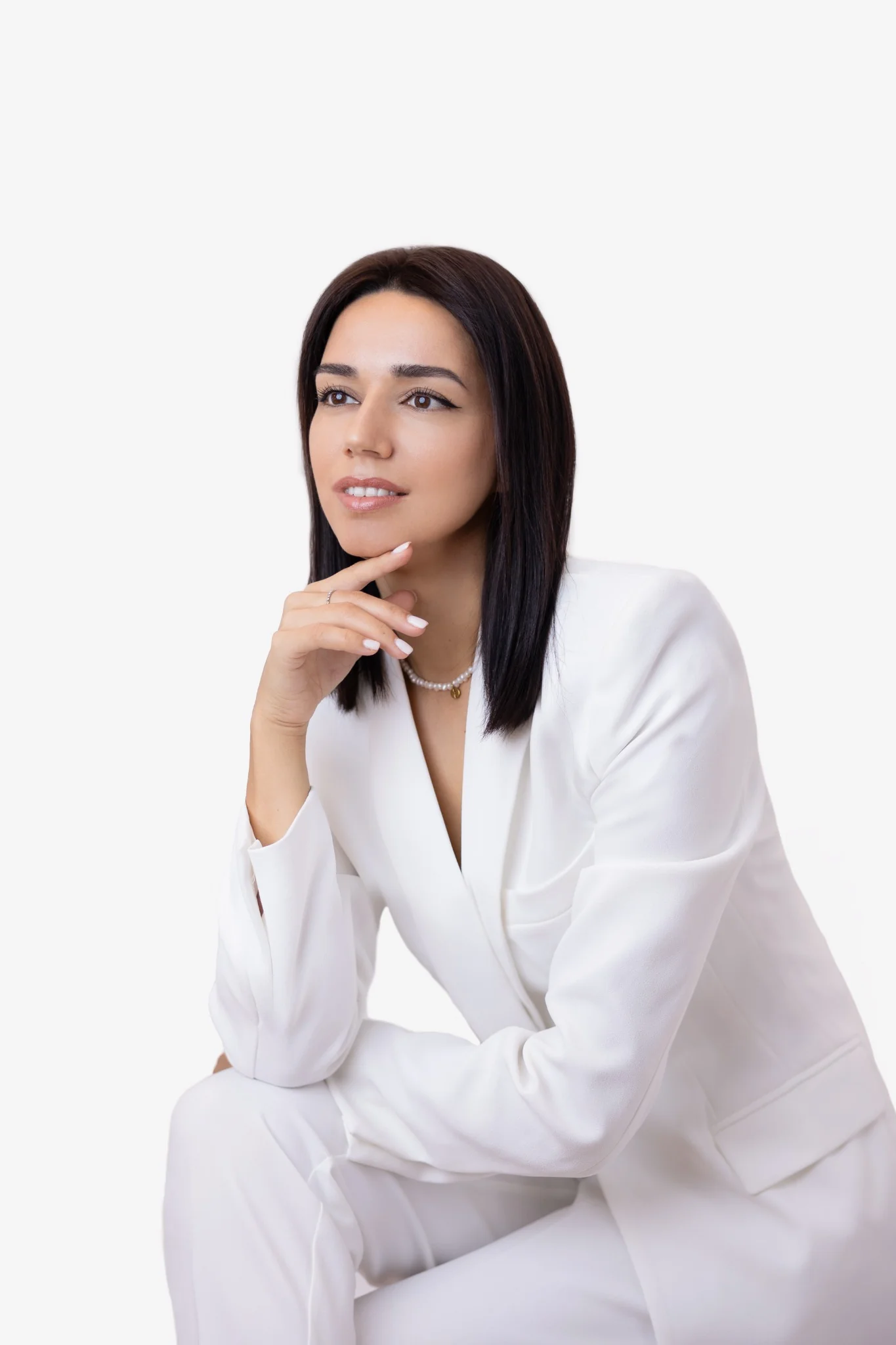 Бизнес портрет – жена в бял костюм, замислена поза