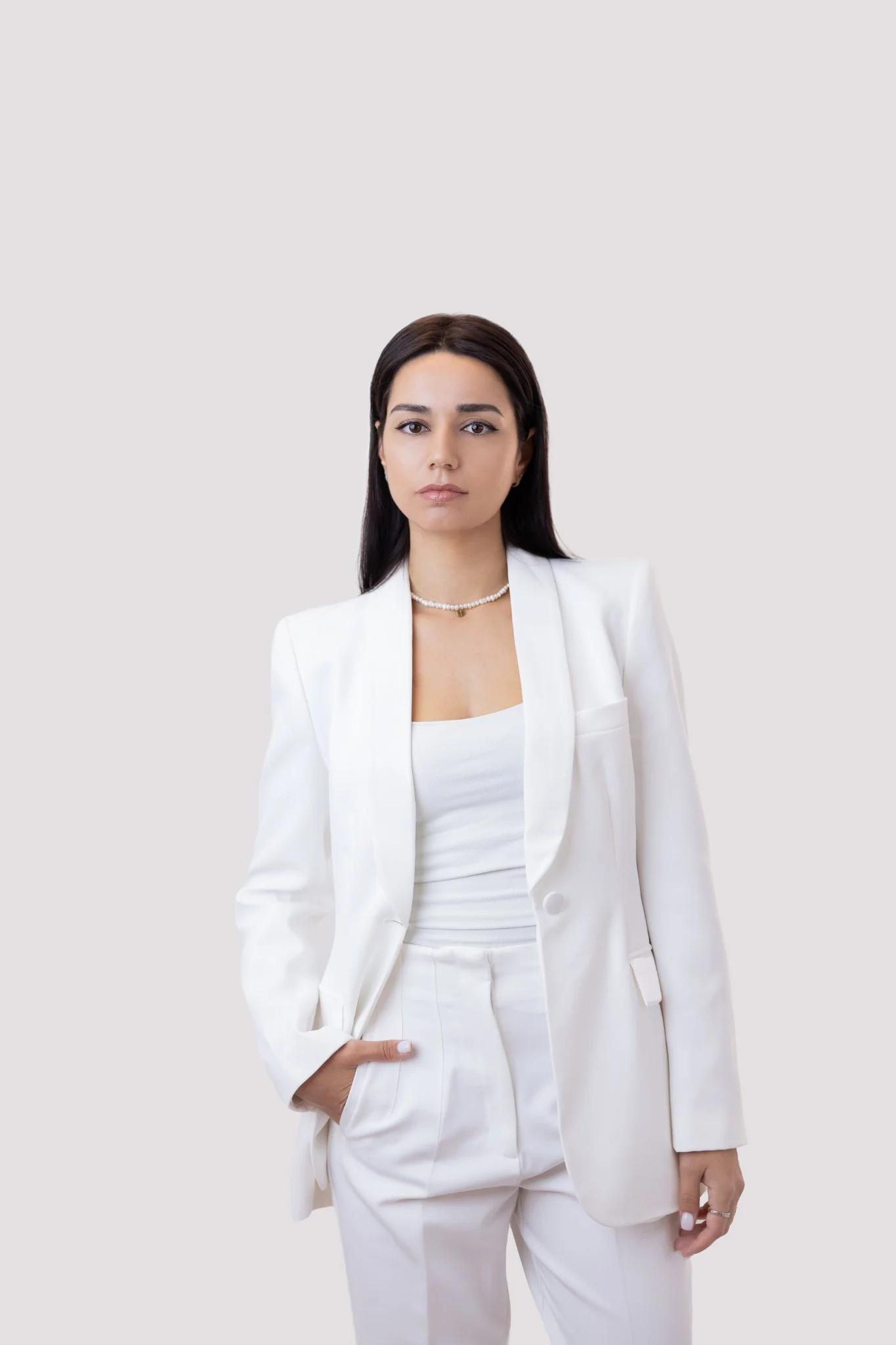 Бизнес портрет – жена в бял костюм