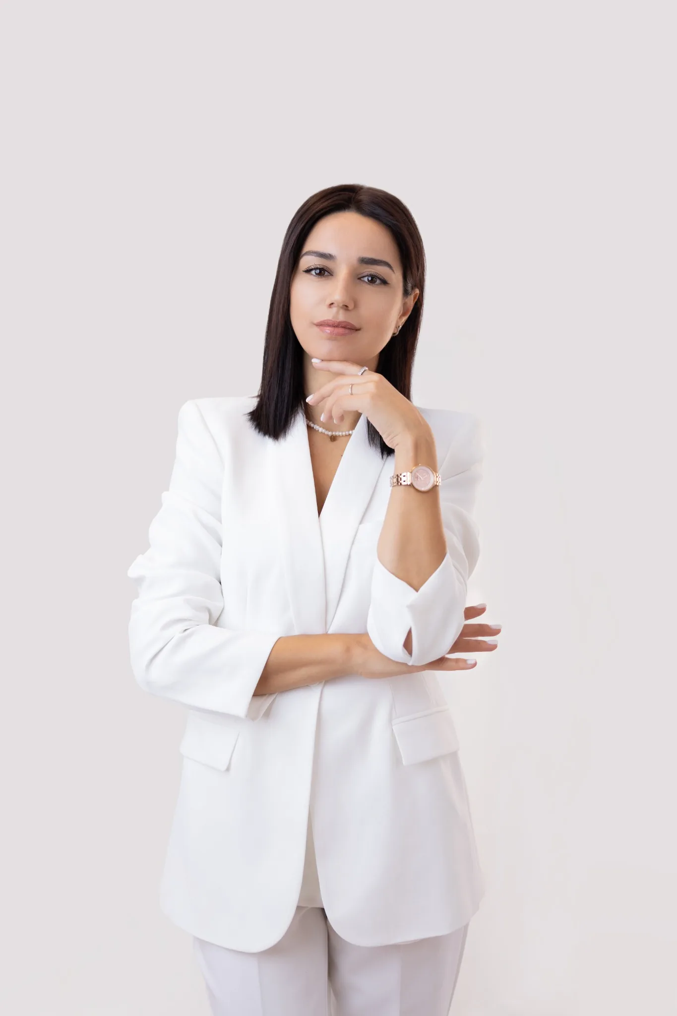 Бизнес портрет – жена в бял костюм