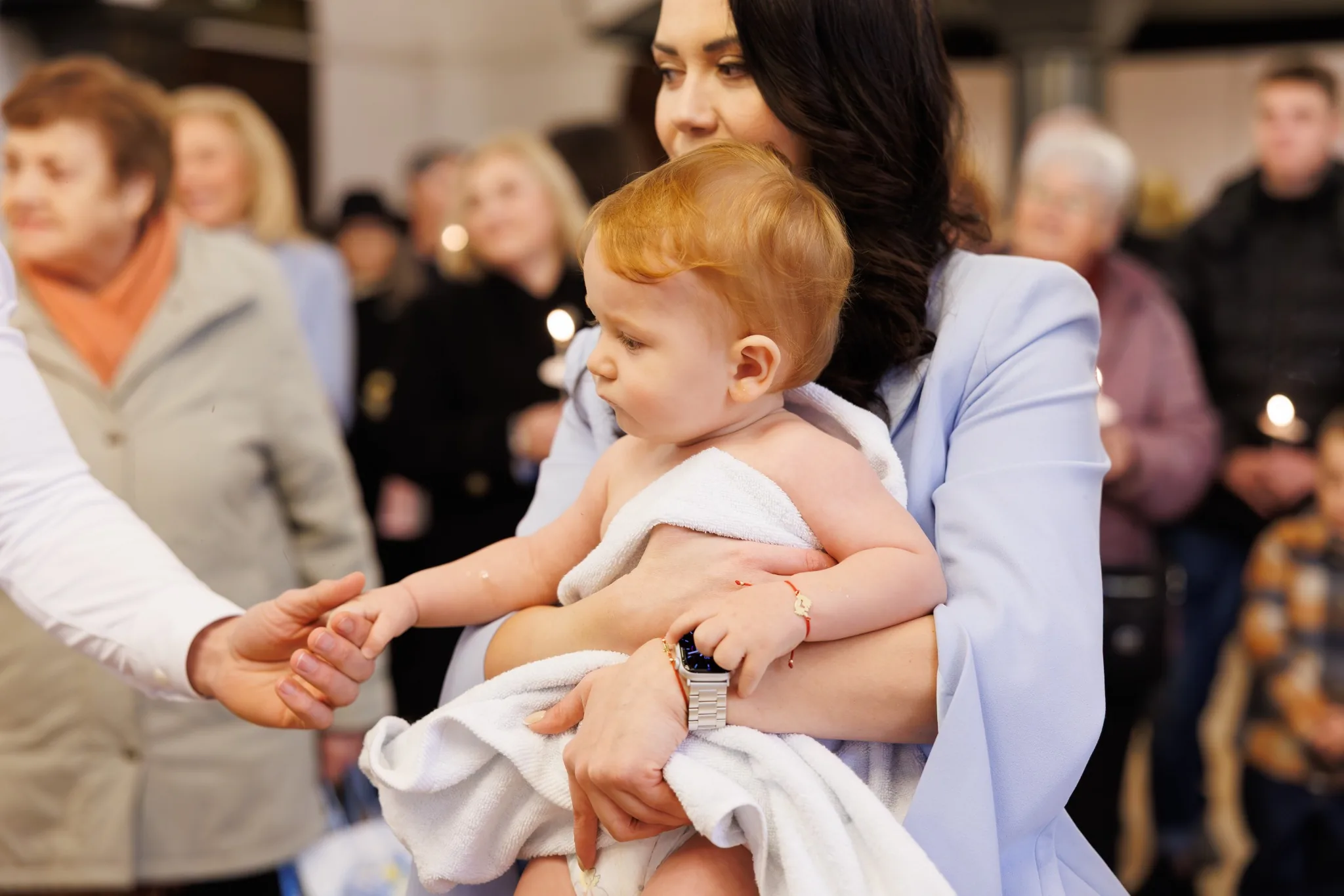 Бебе в църква с хавлия – кръщене