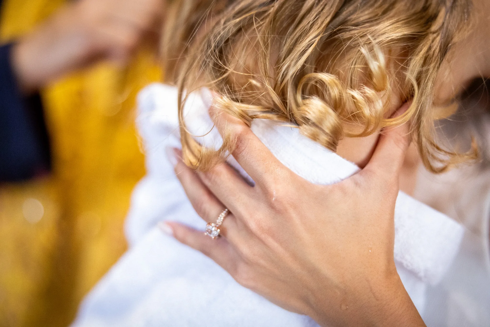 Майка прегръща дете – кръщене