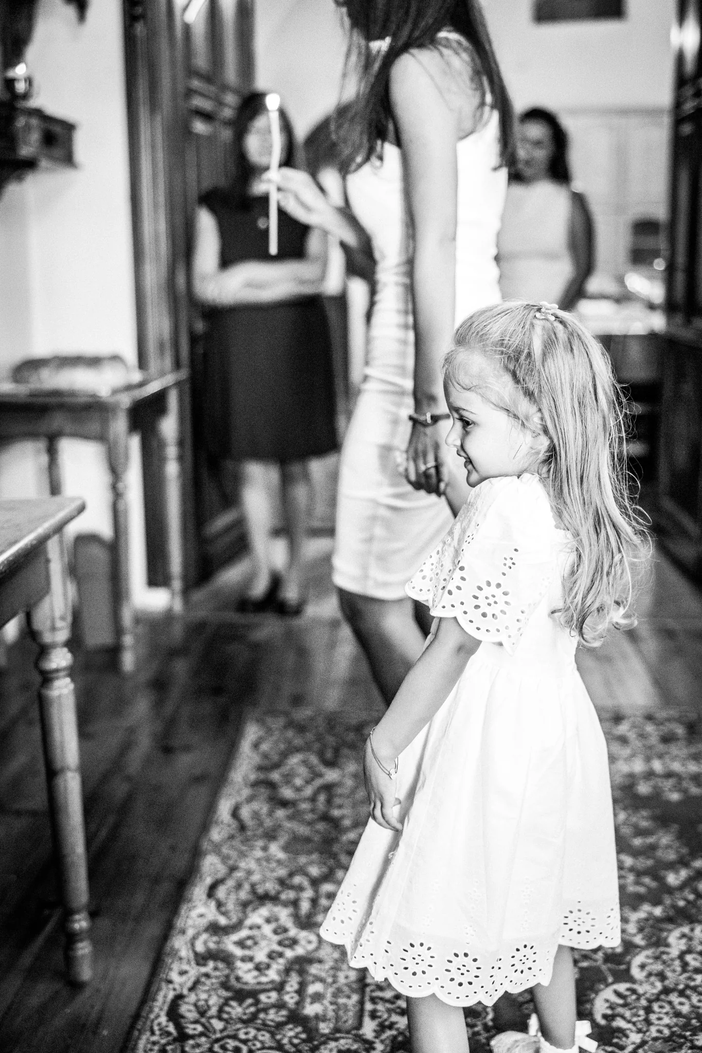 Момиче със свещ в църква – кръщене