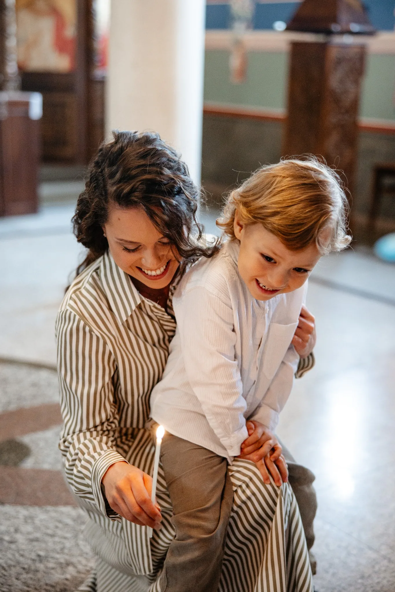 Майка и син със свещ – кръщене