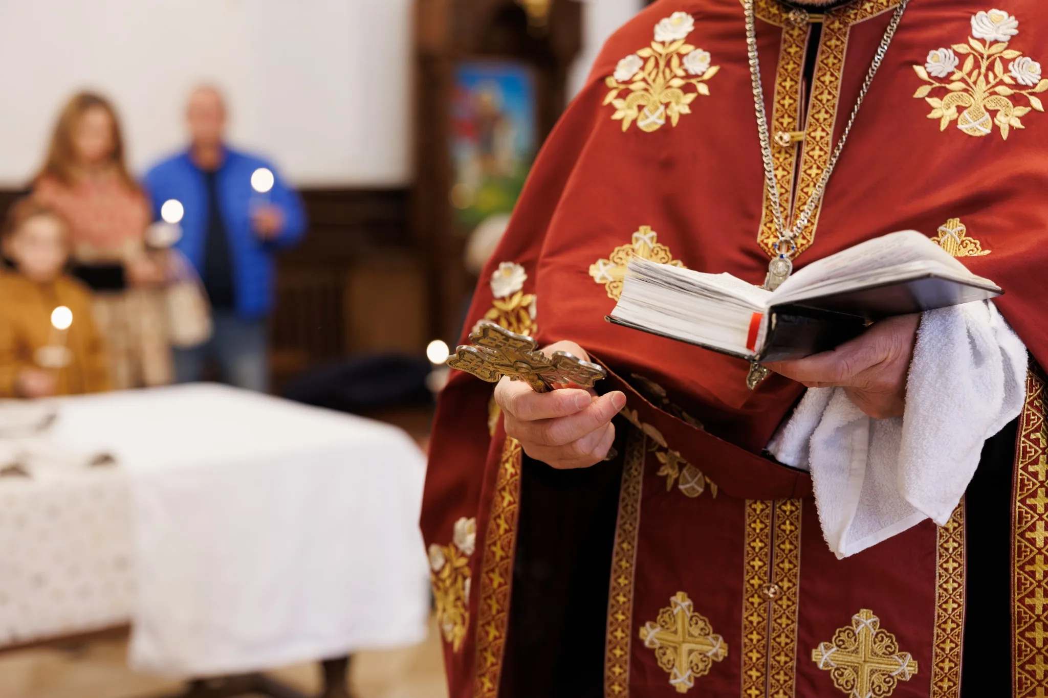 Православен свещеник по време на кръщене