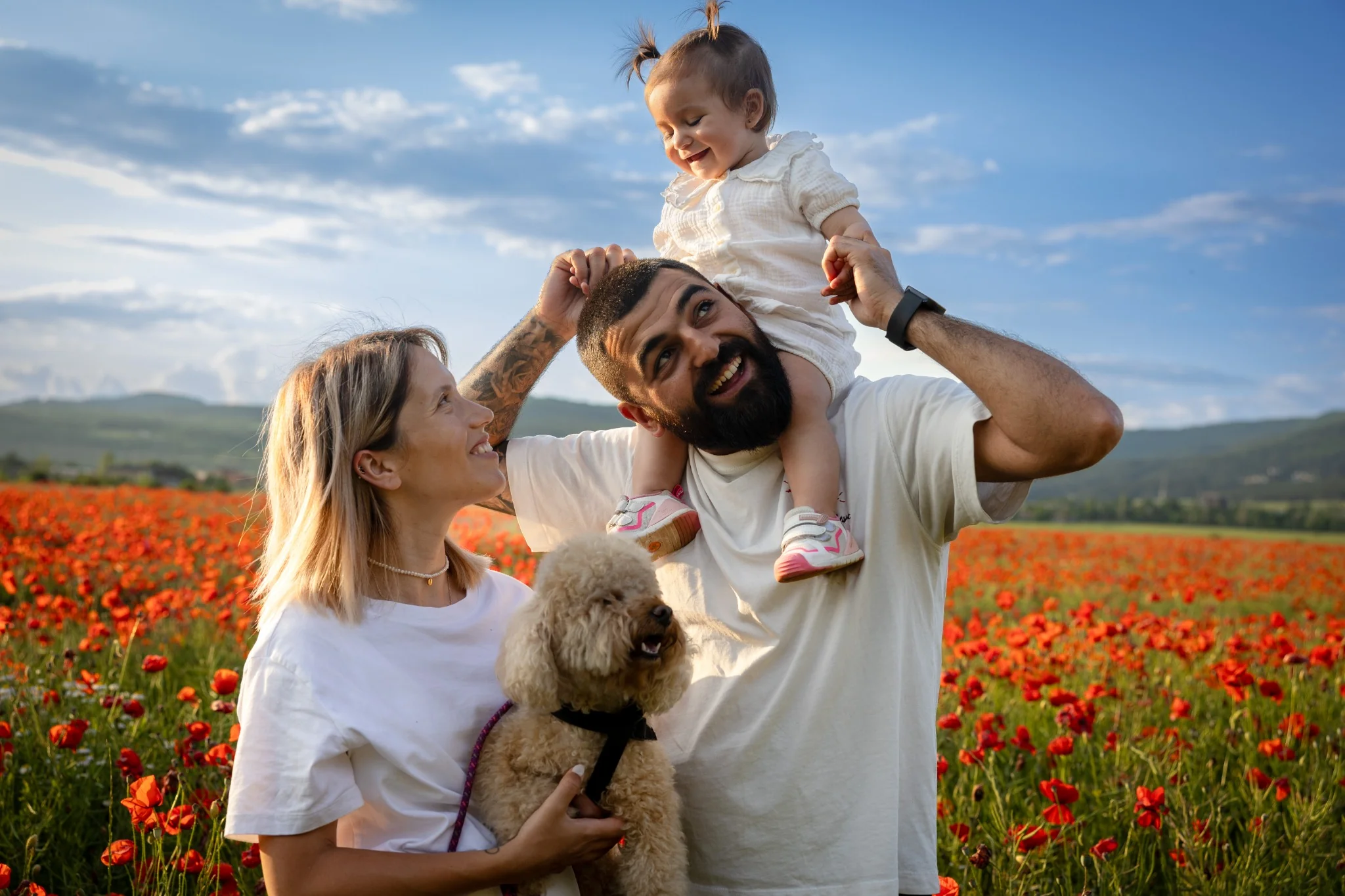 Семейна фотосесия – семейство с бебе и куче на поле с макове