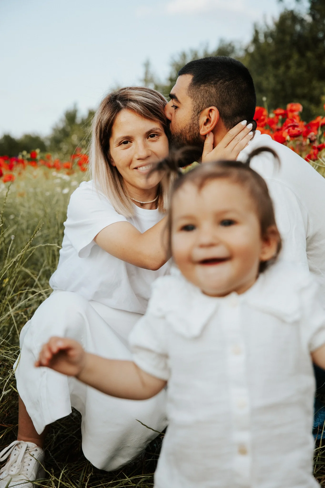 Семейна фотосесия – родители и бебе на поле с макове