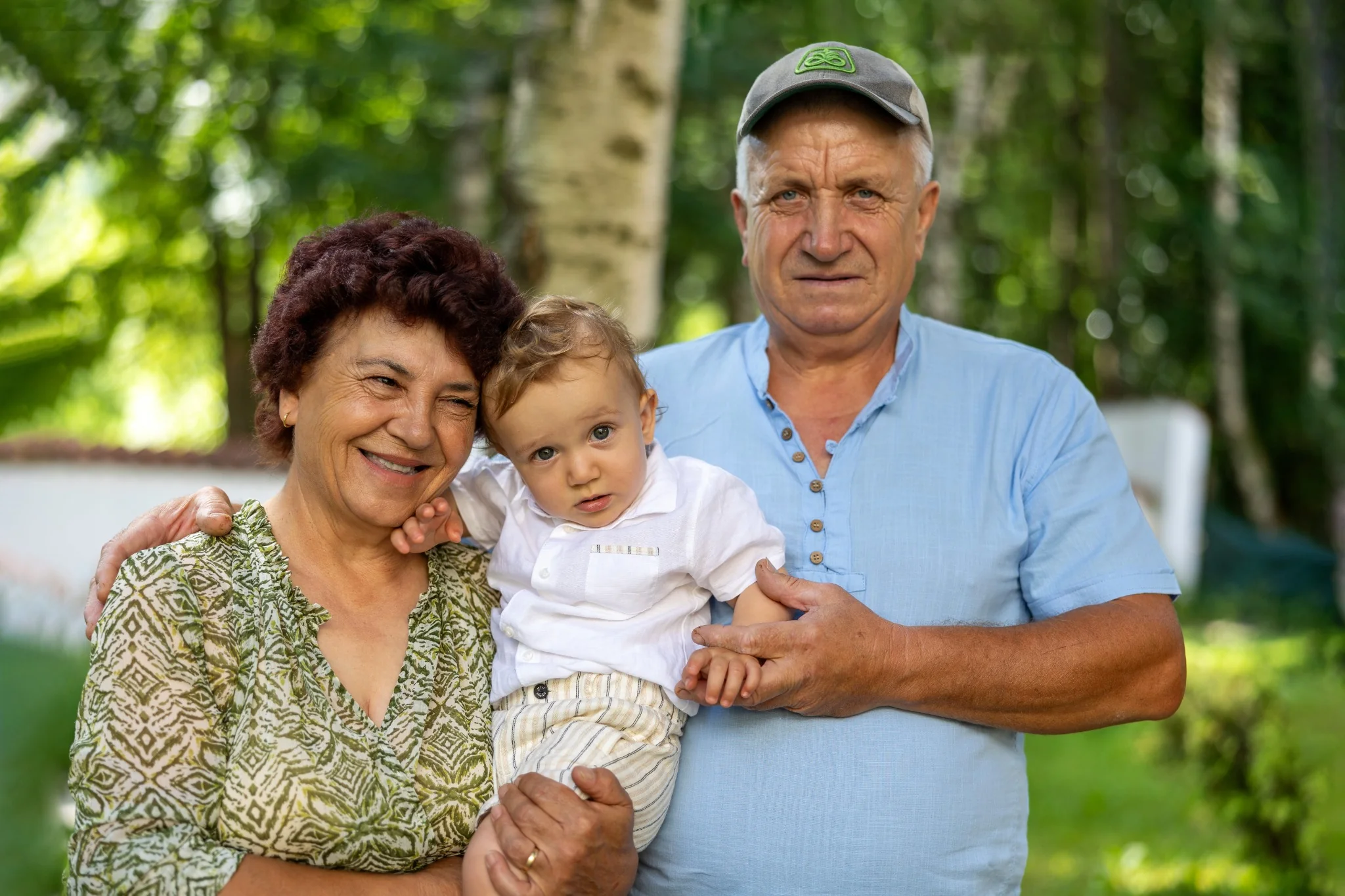 Семейна фотосесия – баба и дядо с бебе