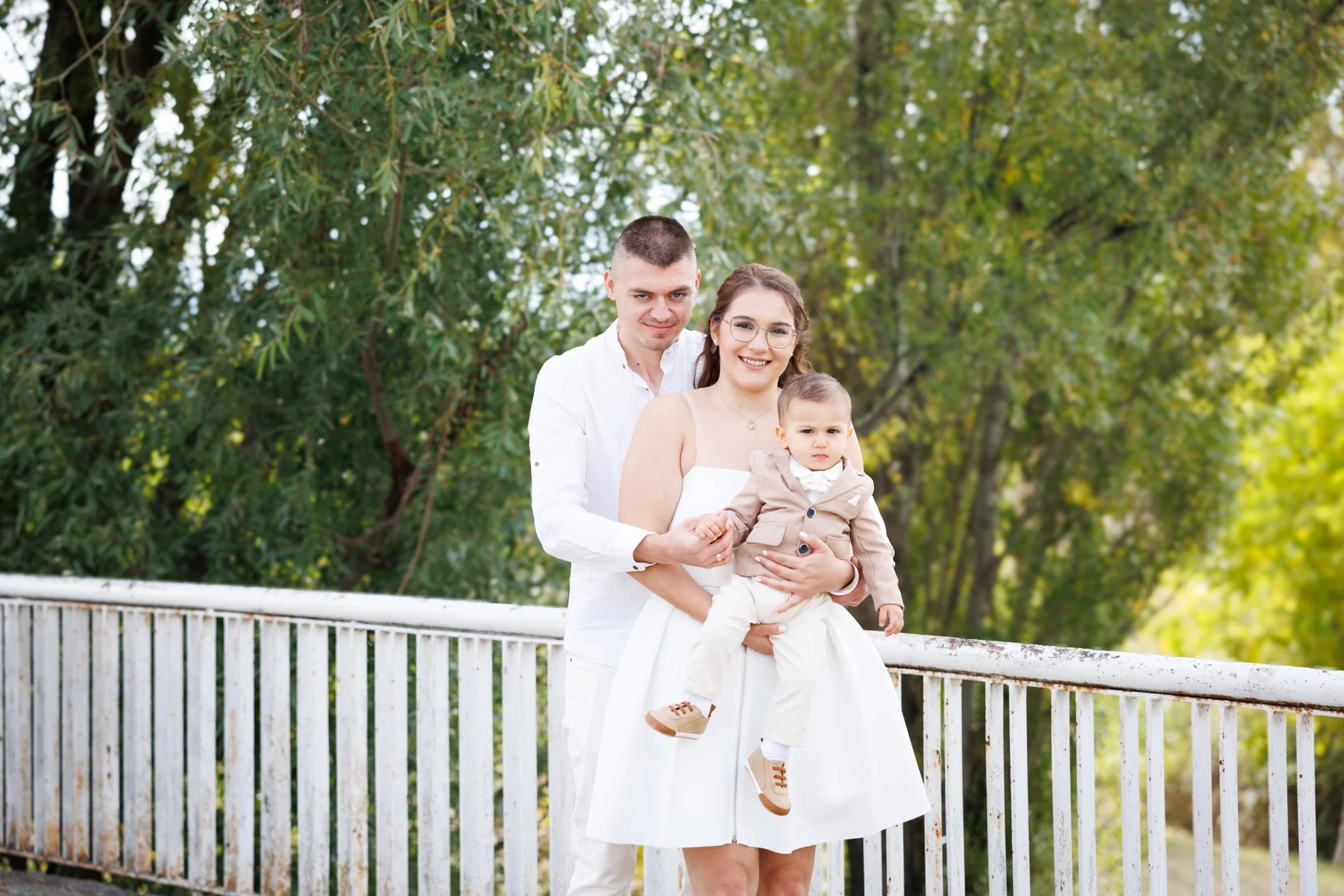 Семейна фотосесия – родители с дете на мост
