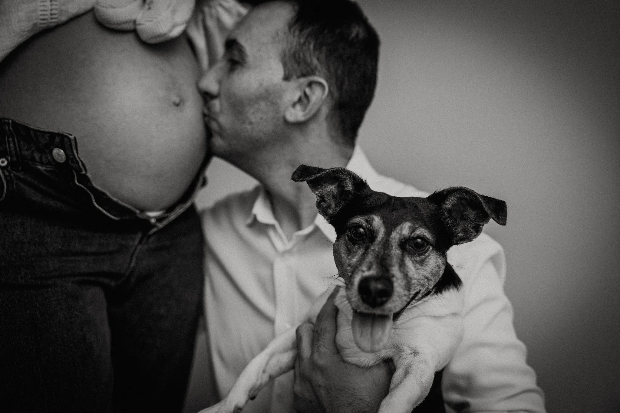 Черно-бяла бременна фотосесия с куче