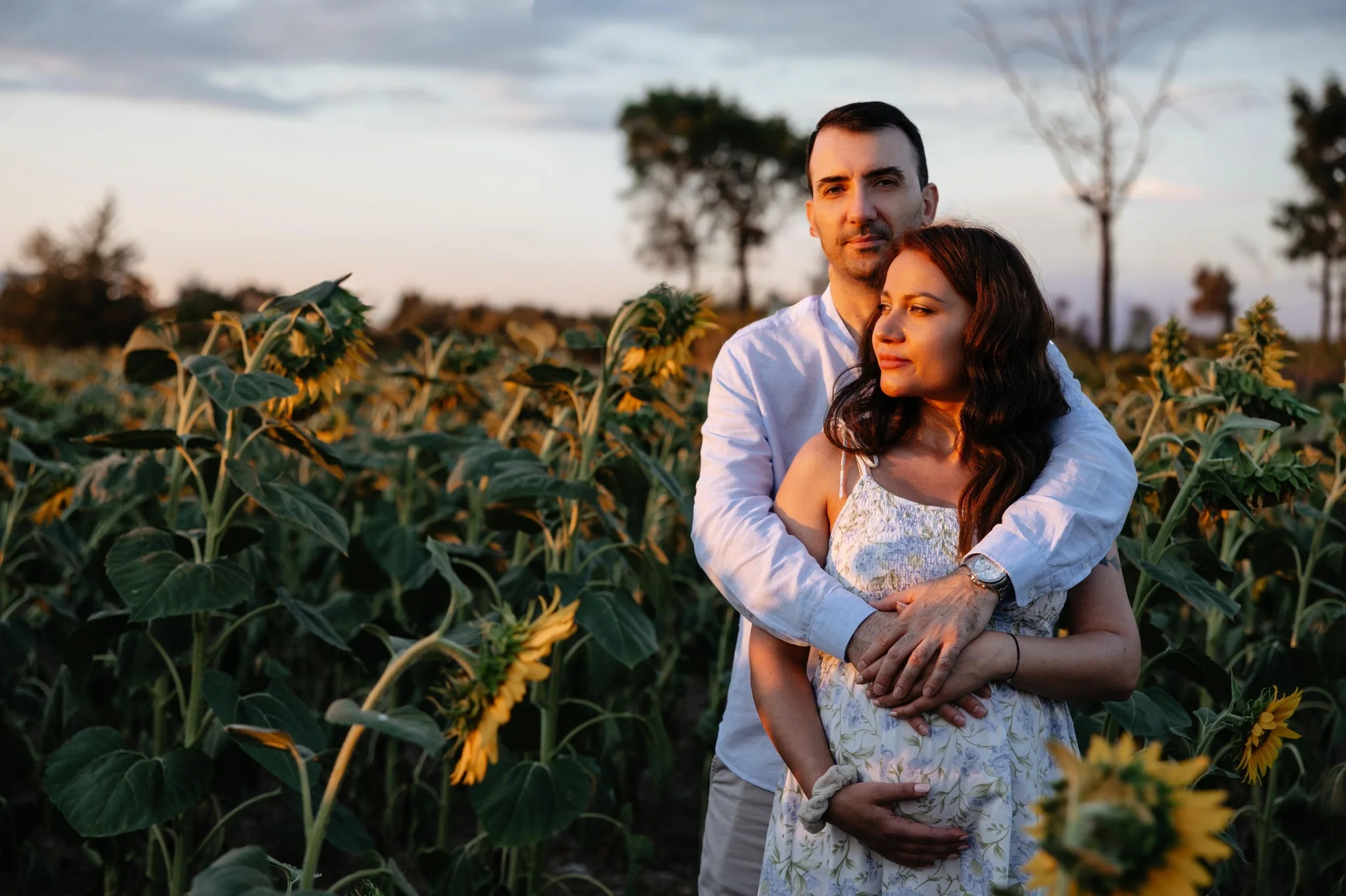 Романтична фотосесия на двойка сред слънчогледи