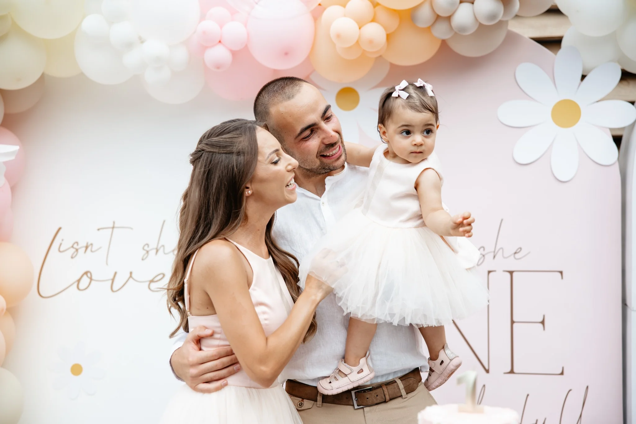 Семейна снимка с бебе на рожден ден и балони