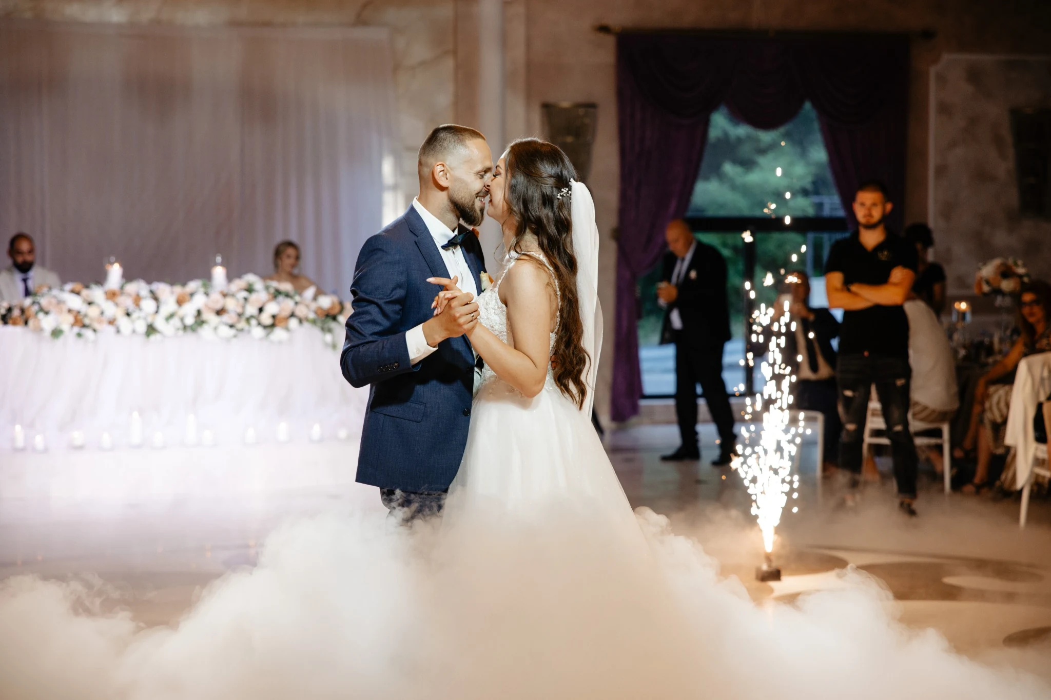 Сватбена фотография – първи танц на младоженци