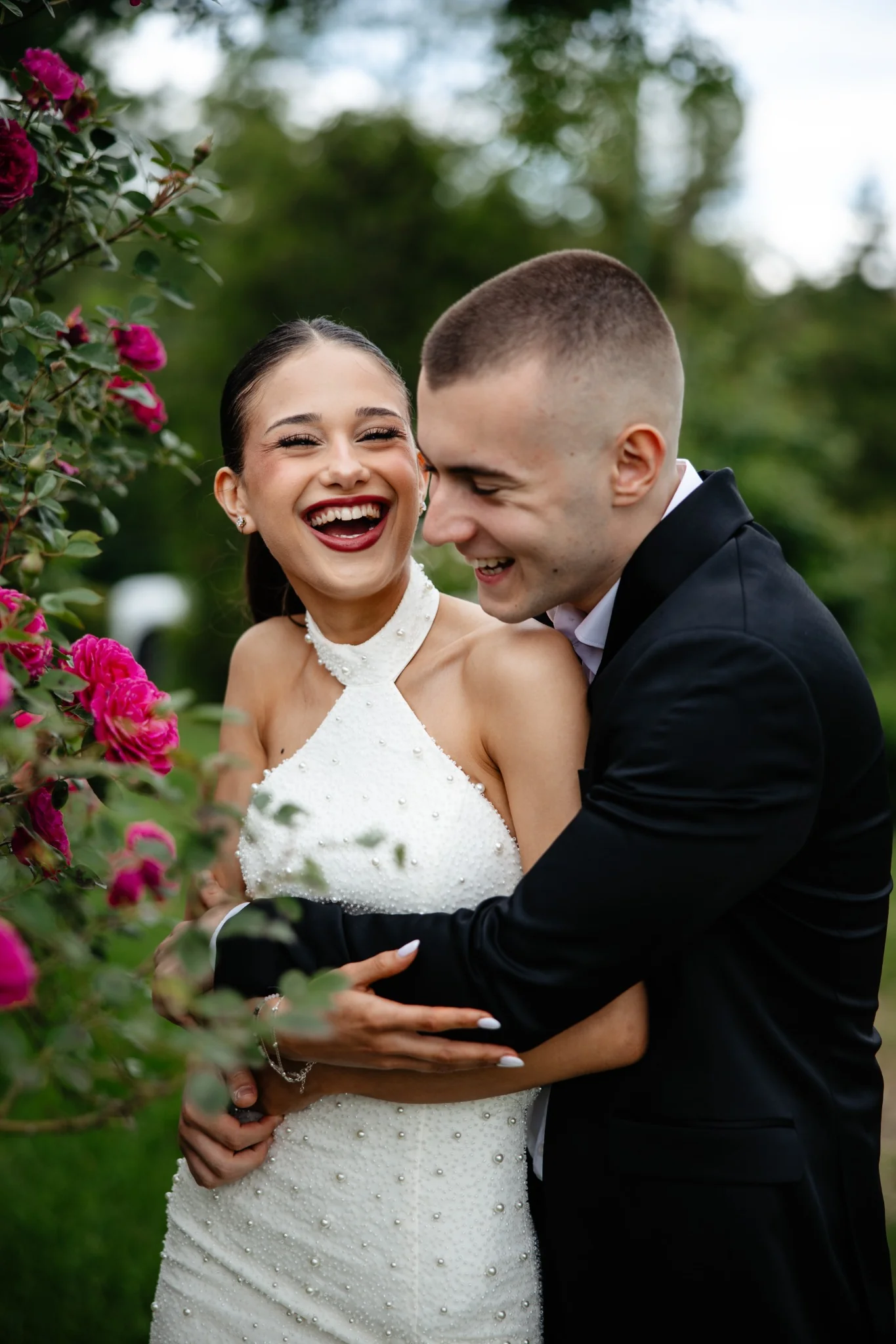 Сватбена двойка в розова градина, портрет