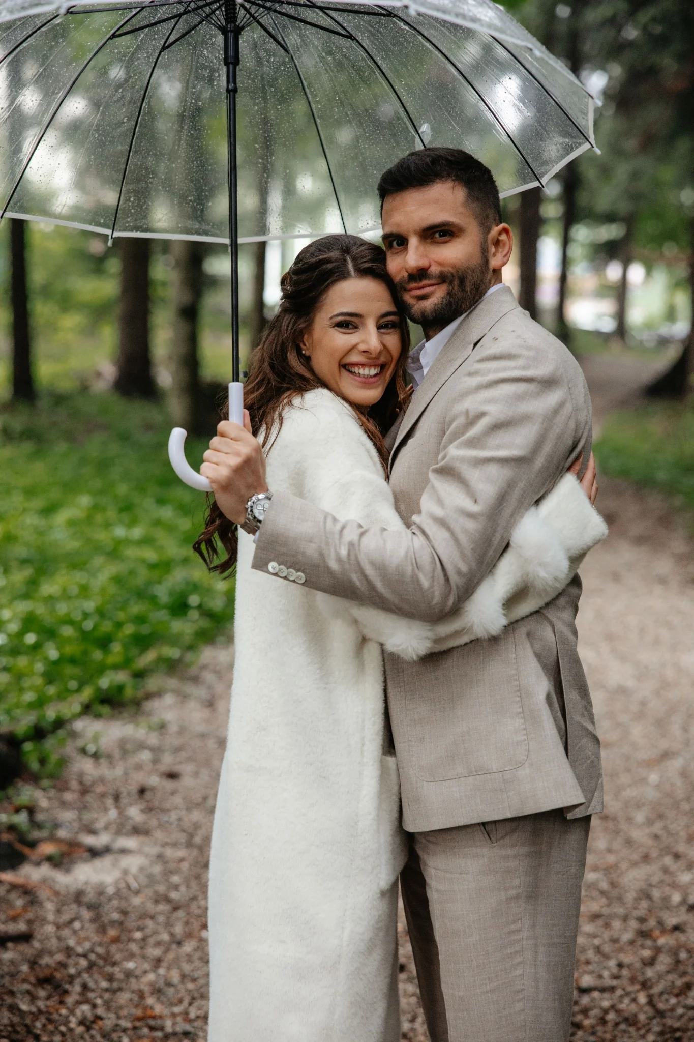 Сватбена двойка под чадър в гора