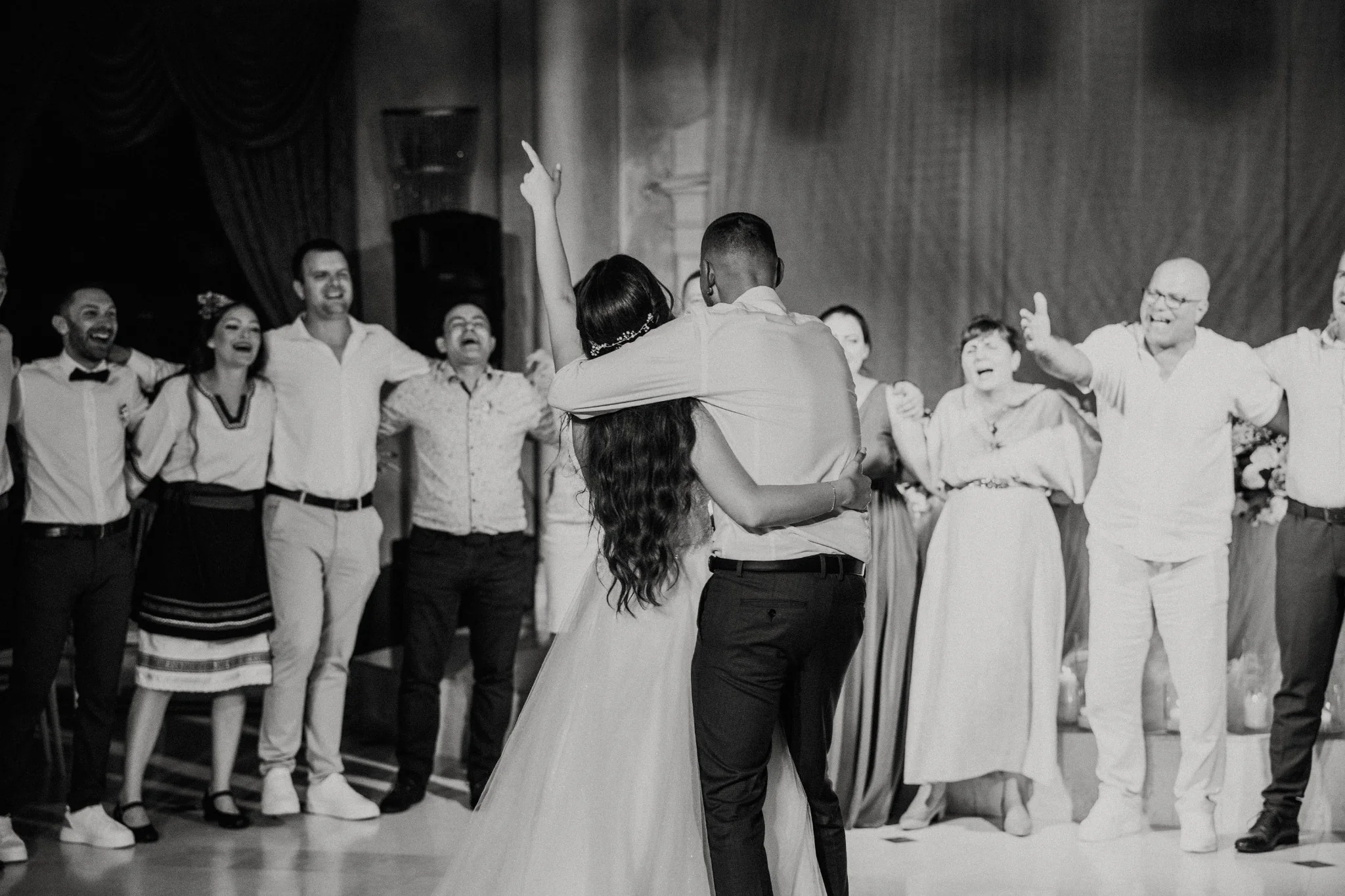 Първи сватбен танц с гости, черно-бяла снимка