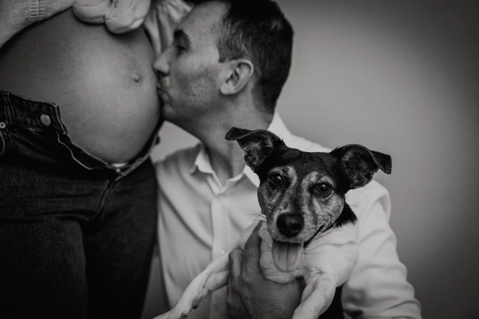 Черно-бяла фотосесия на бъдещи родители с куче