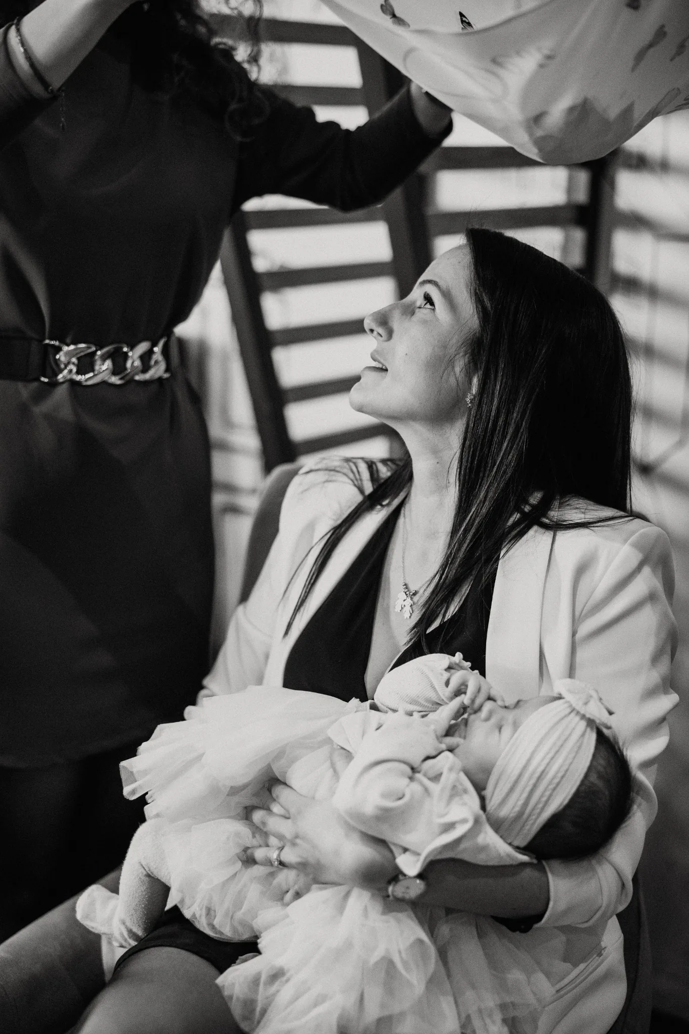 Майка целува бебе – кръщене