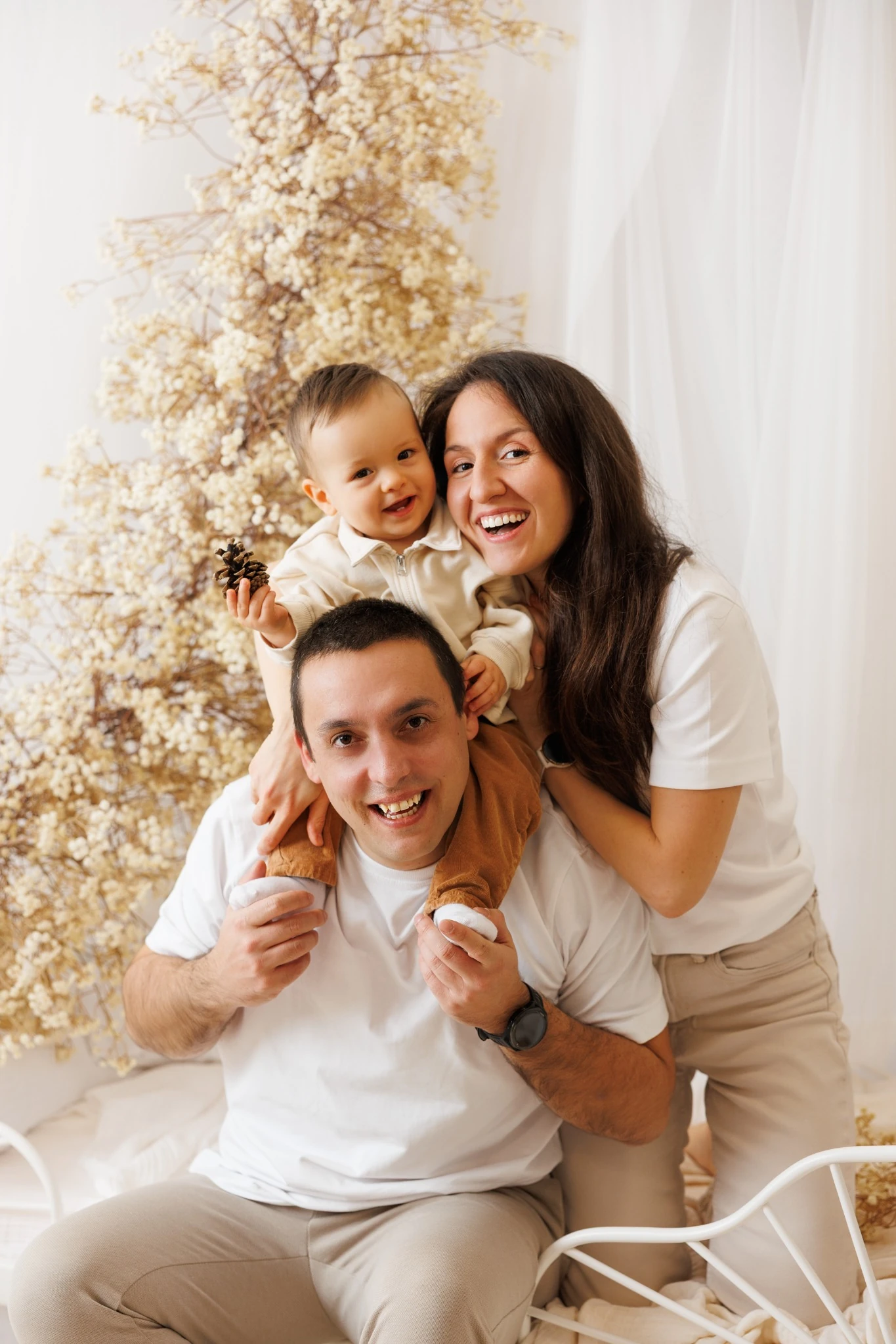 Семейна коледна фотосесия с бебе