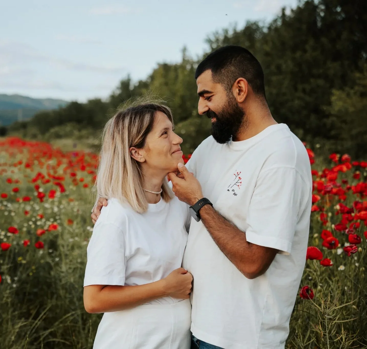 Двойка сред поле с макове – бременност