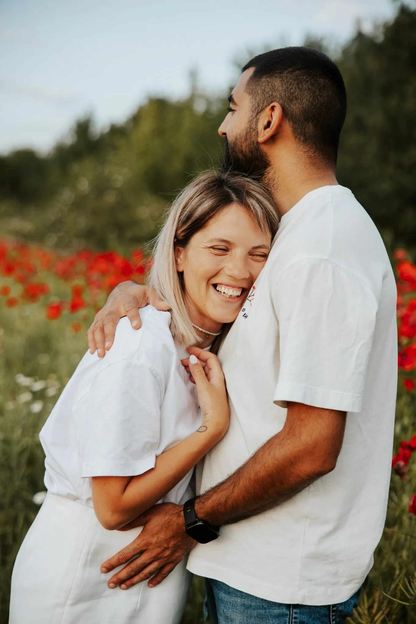 Семейна фотосесия в маково поле – прегръдка