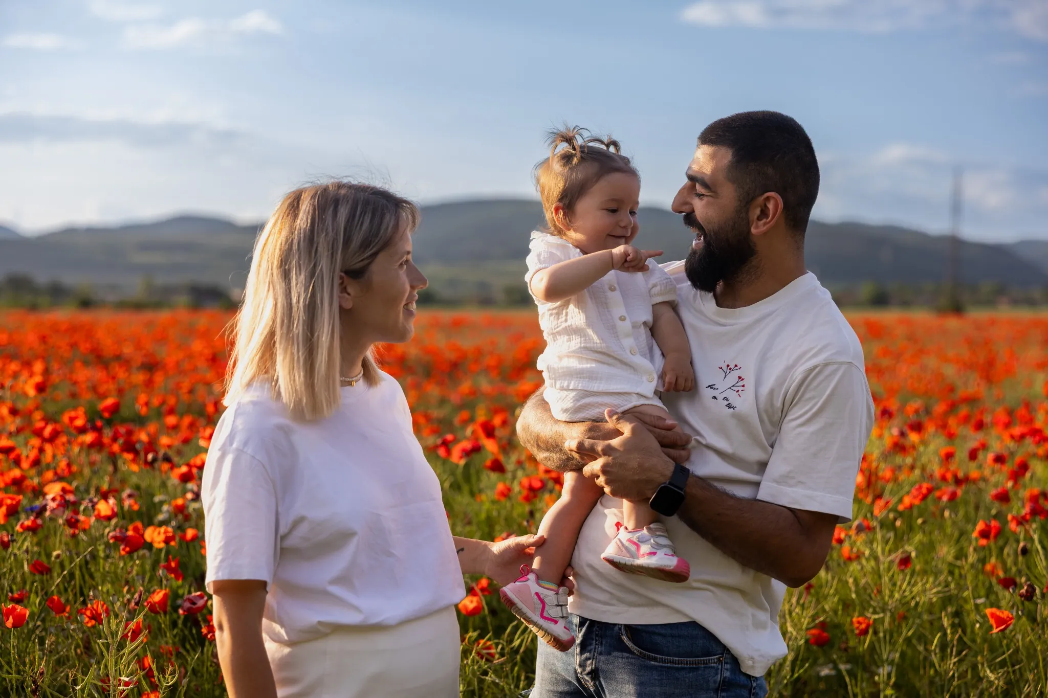 Семейни снимки с бебе в маково поле