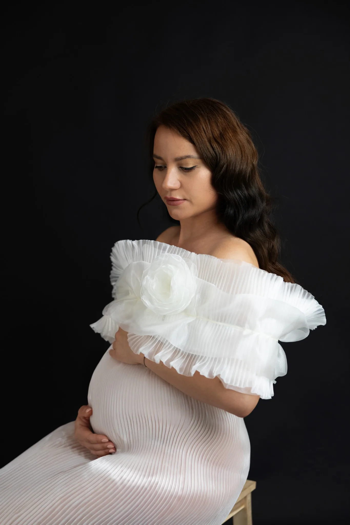 Бременна фотосесия – студиен портрет