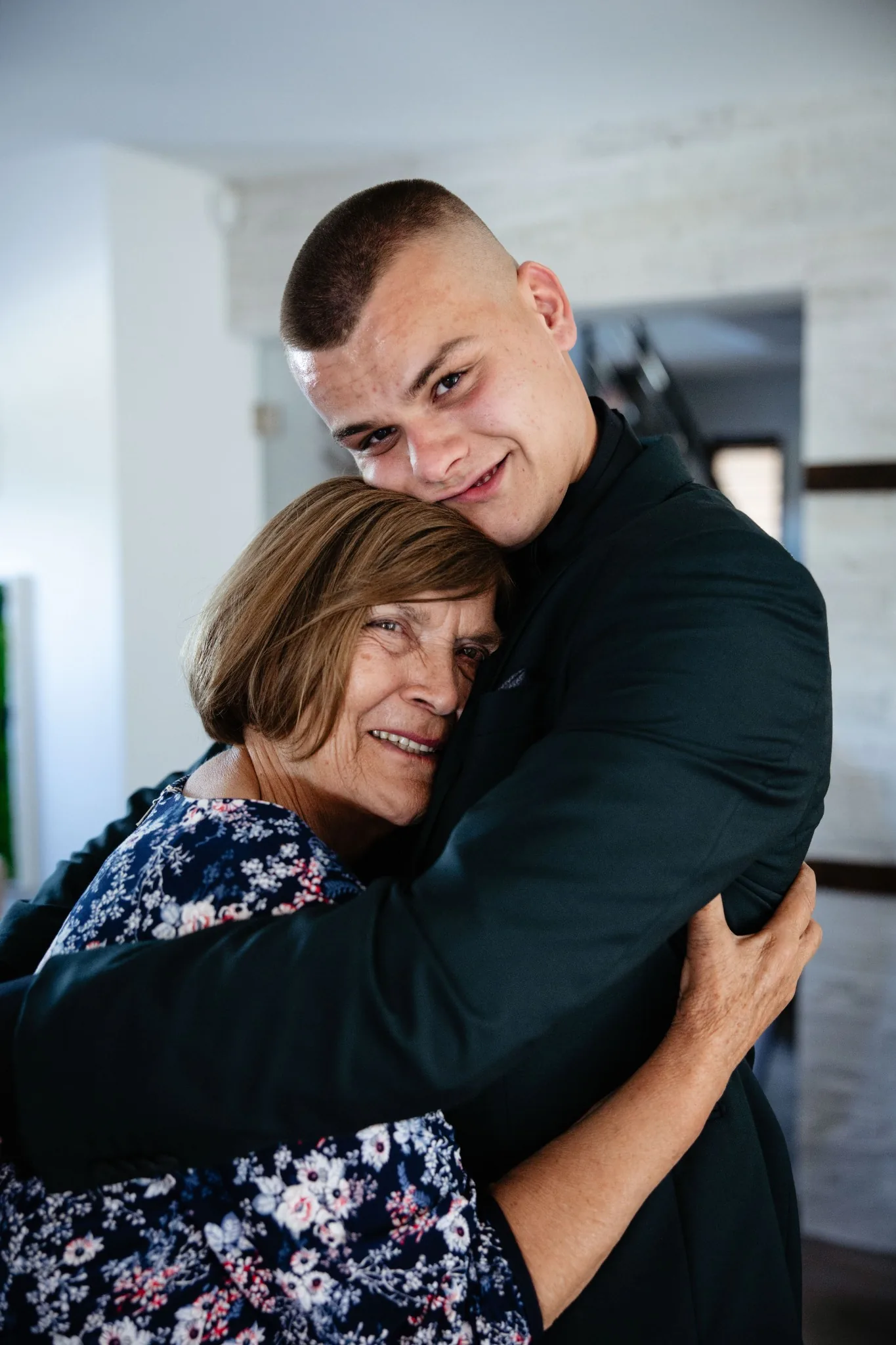 Абитуриентски бал – абитуриент прегръща баба си