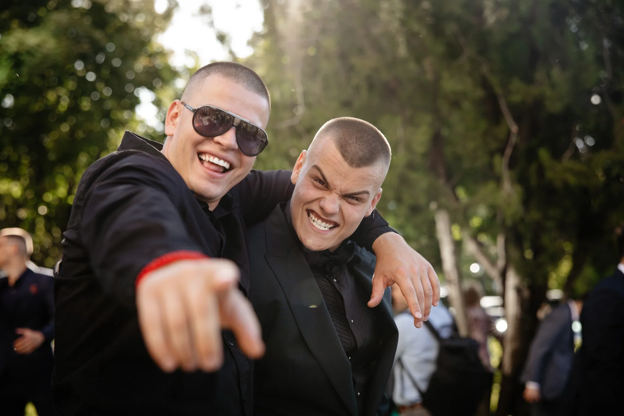 Абитуриентски бал – приятели в костюми, забавен момент