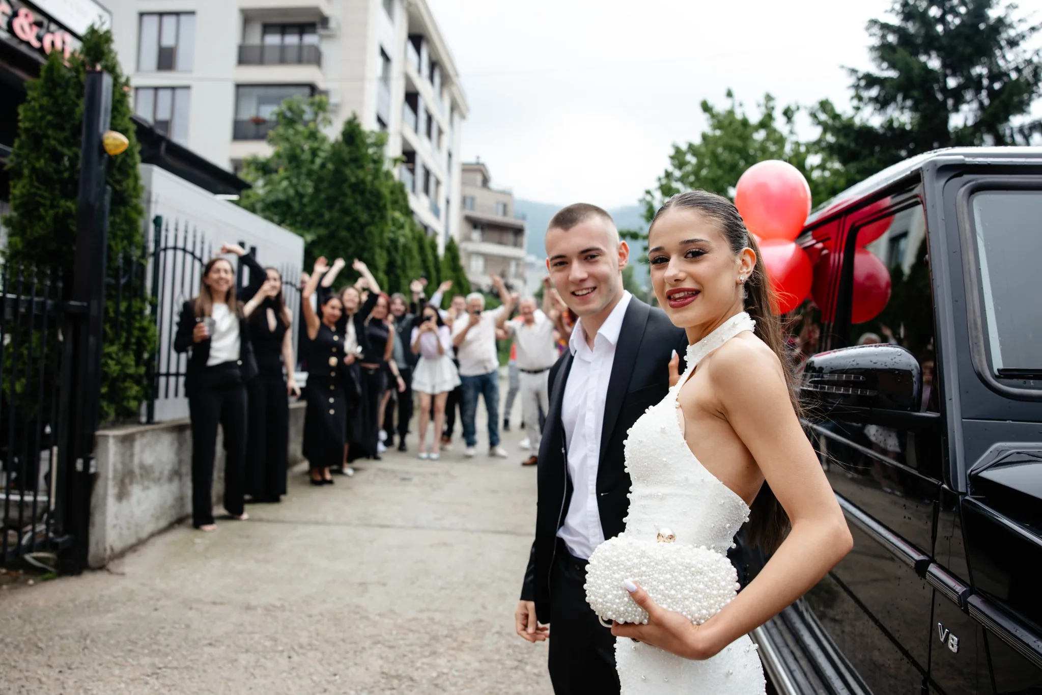 Абитуриентски бал – пристигане на двойка с червени балони