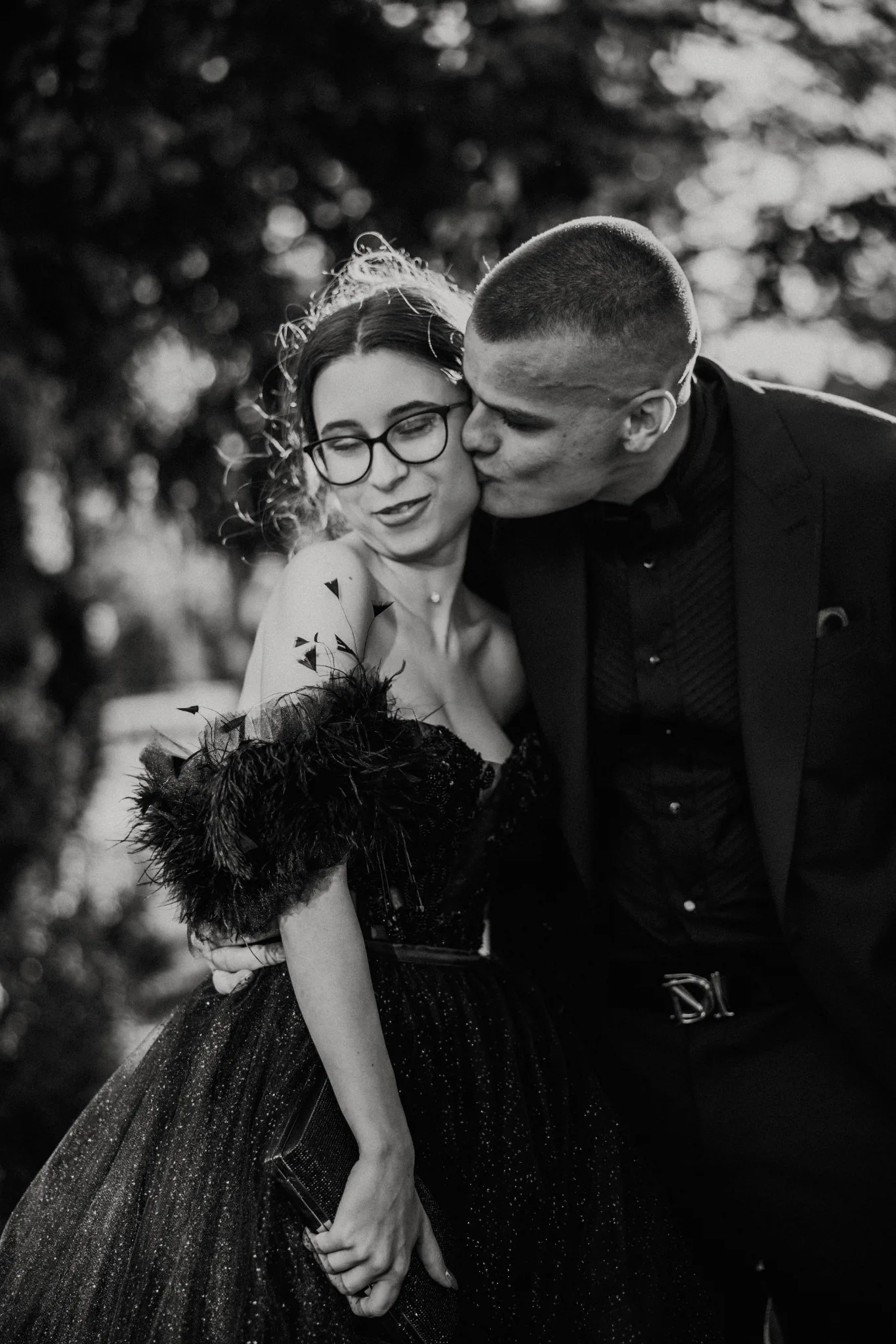 Абитуриентски бал – черно-бяла снимка на двойка, целувка