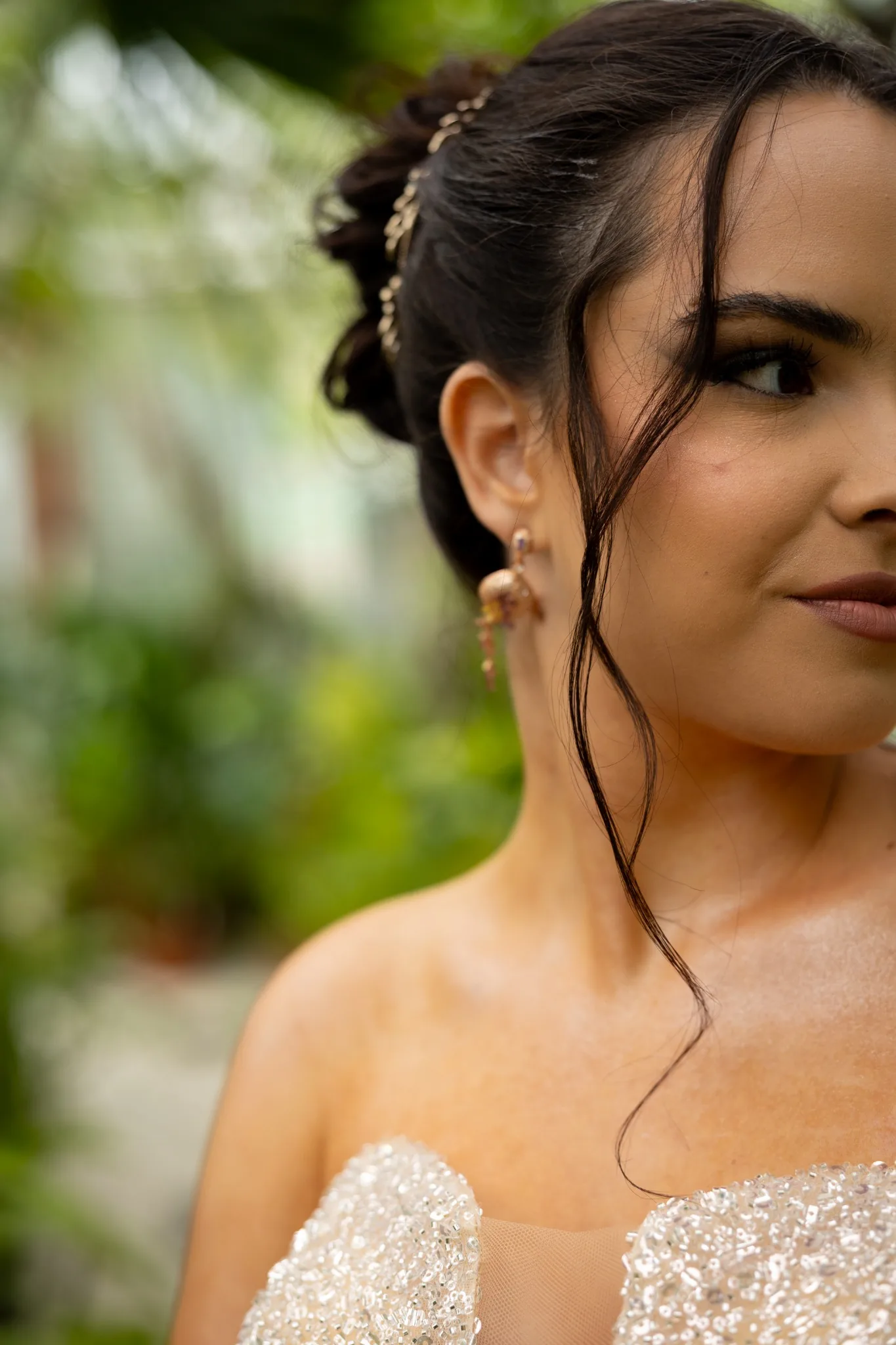 Абитуриентска фотосесия – портрет на момиче със златна рокля