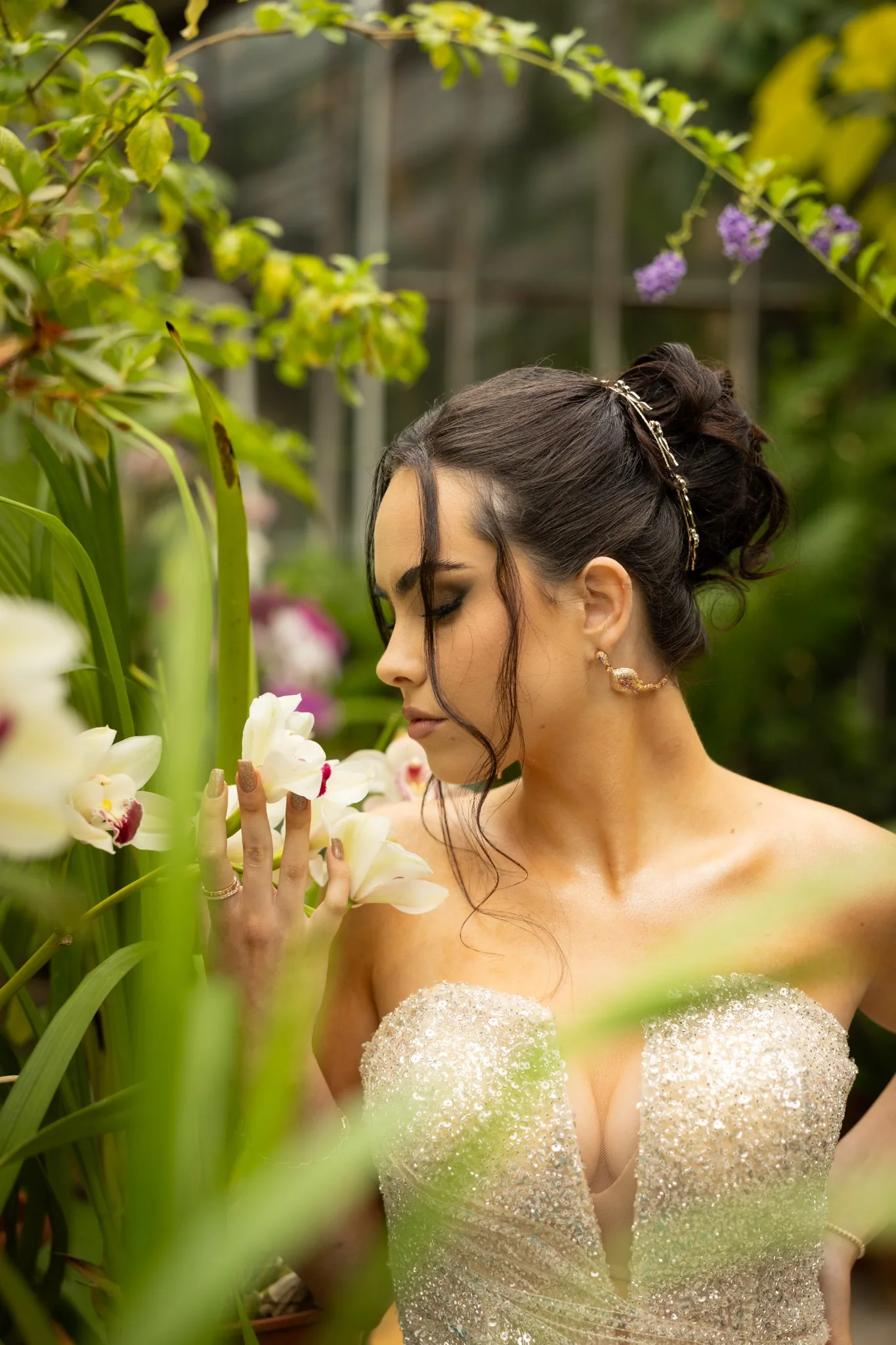 Абитуриентска фотосесия – момиче със златна рокля и орхидеи