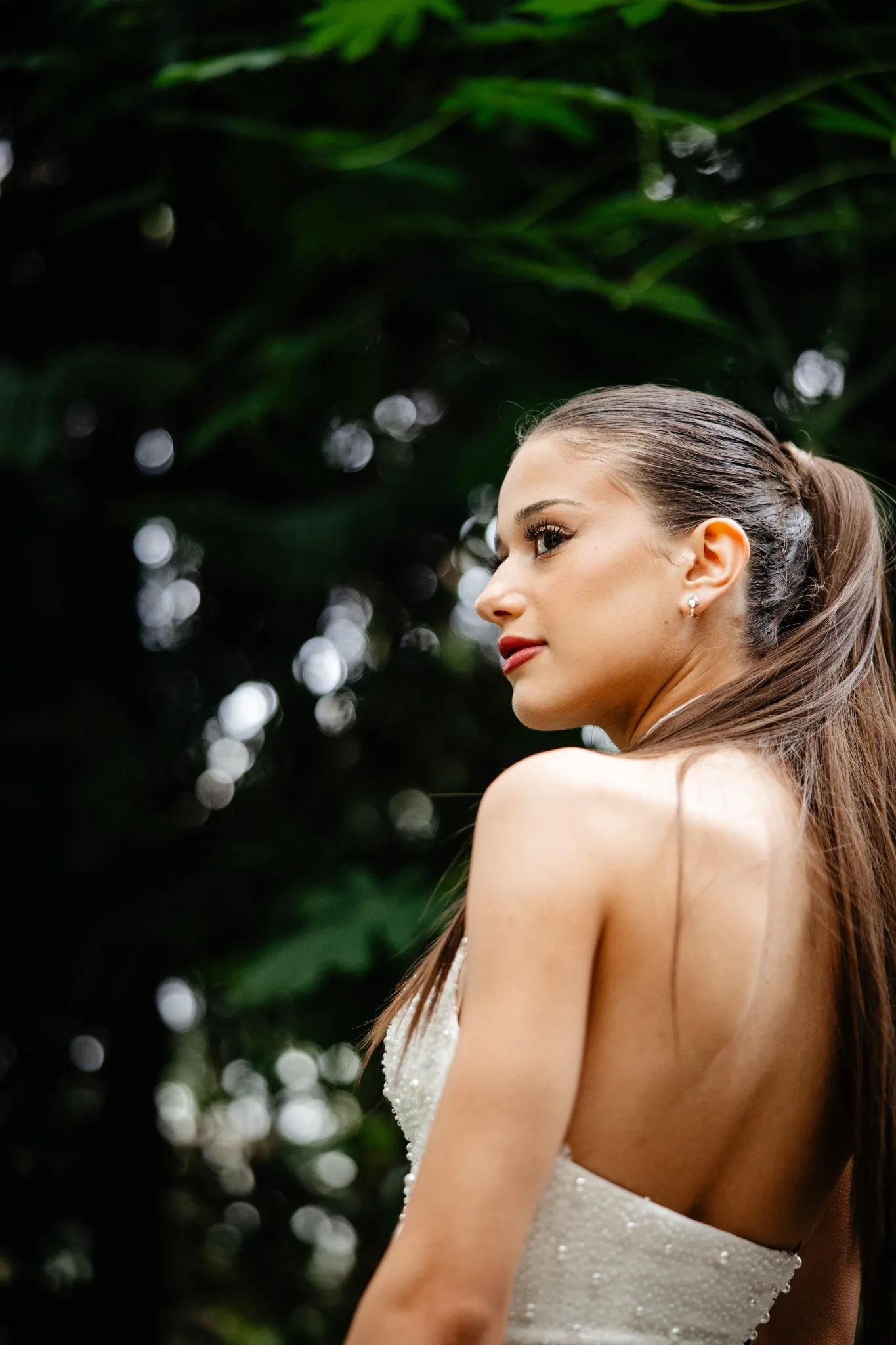 Абитуриентска фотосесия – портрет в профил с бяла рокля