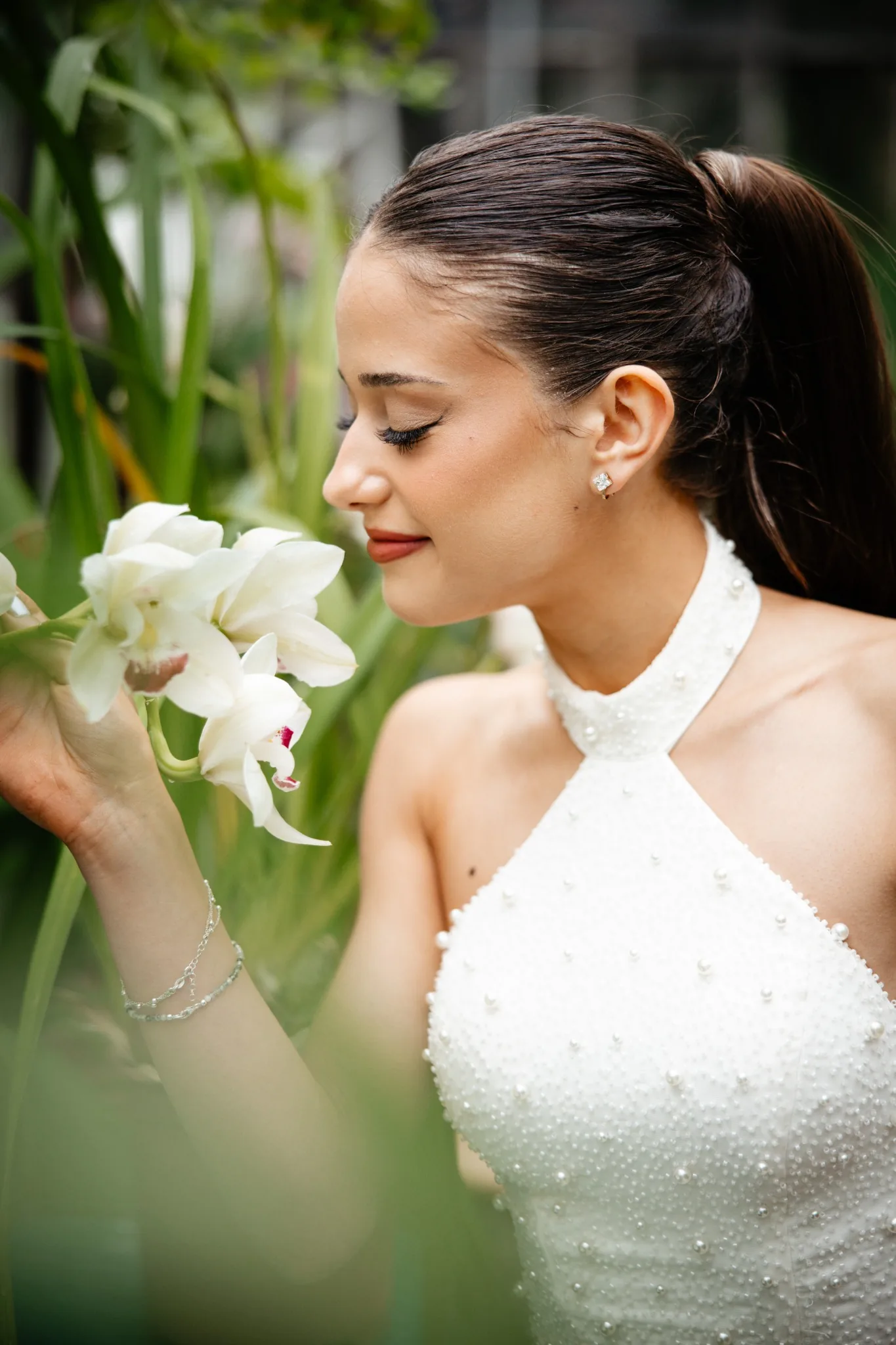 Абитуриентска фотосесия – бяла рокля и цвете, нежен портрет