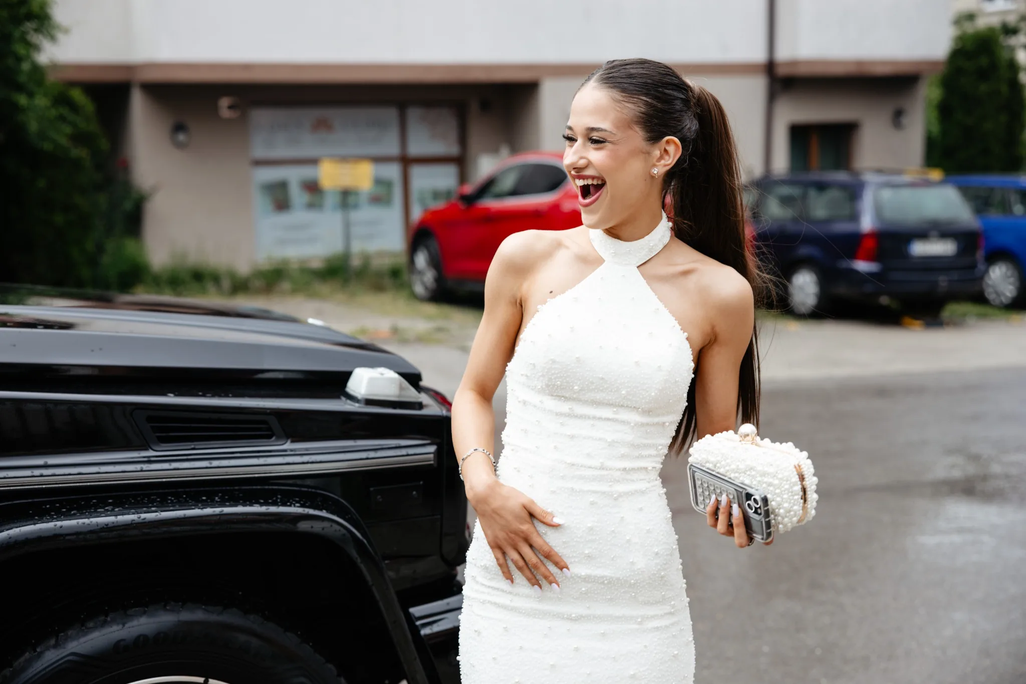 Абитуриентски бал – момиче с бяла рокля до автомобил, усмивка