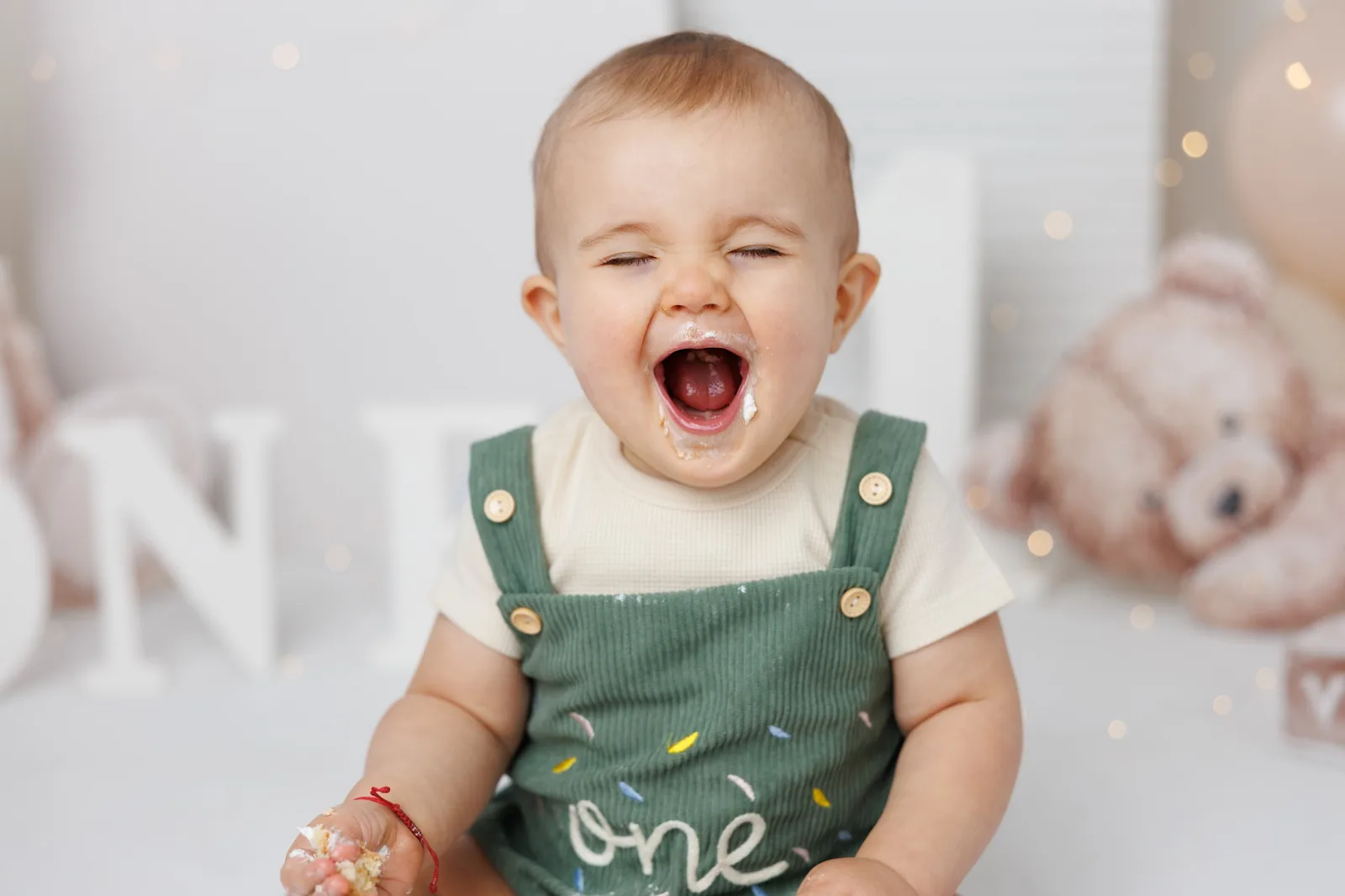 Смаш кейк – бебе се смее с торта за 1 годинка