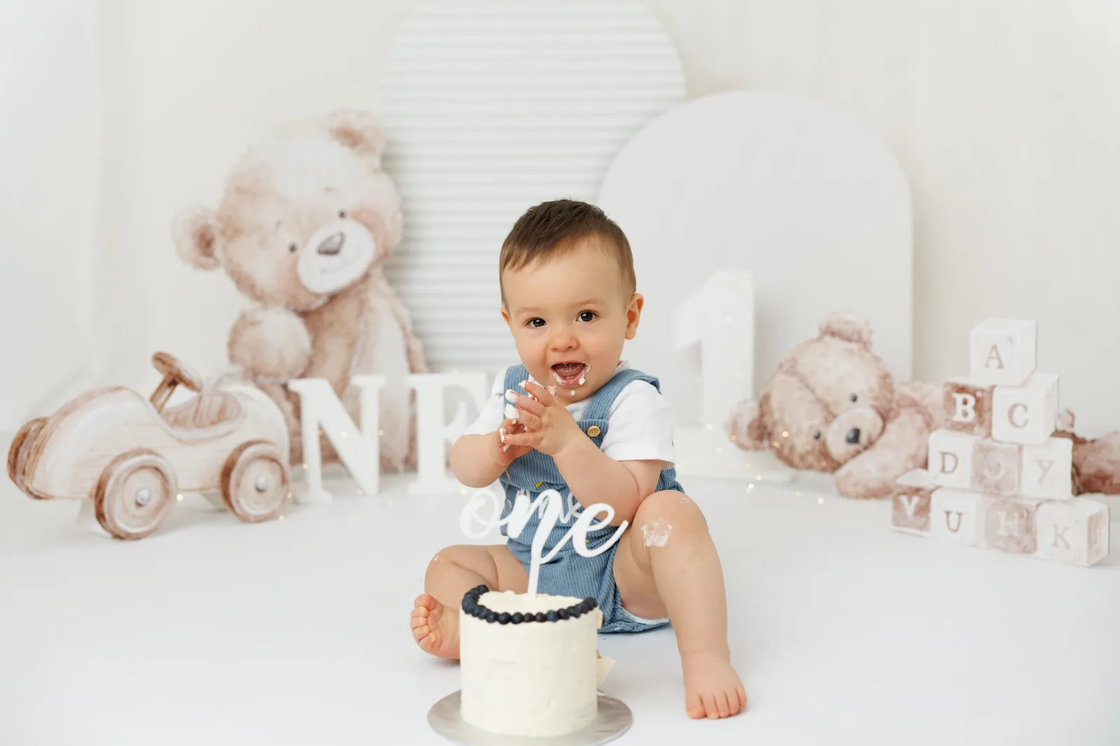 Смаш кейк фотосесия – бебе с торта (син сет)
