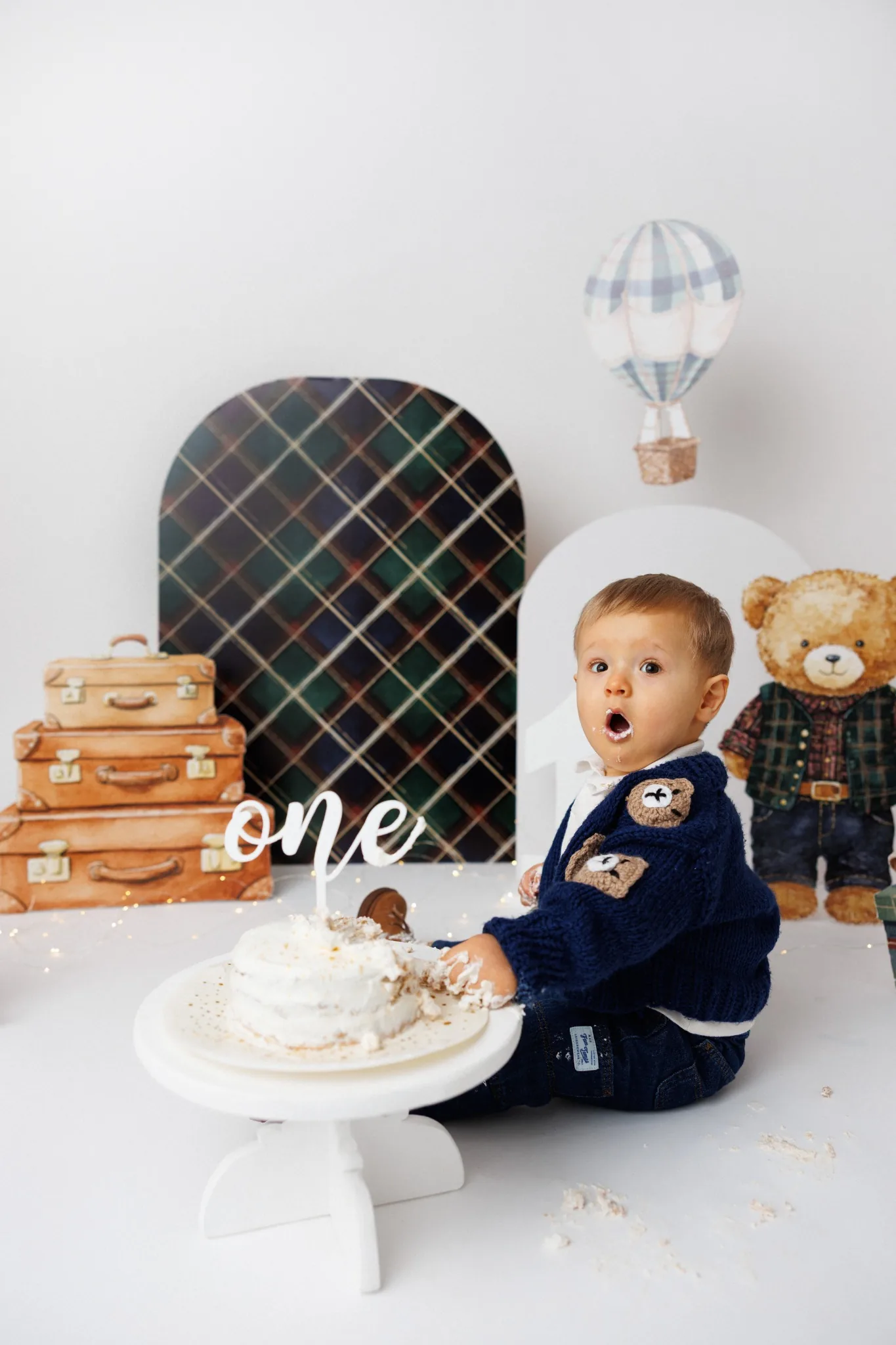 Смаш кейк – момченце изненадано до торта